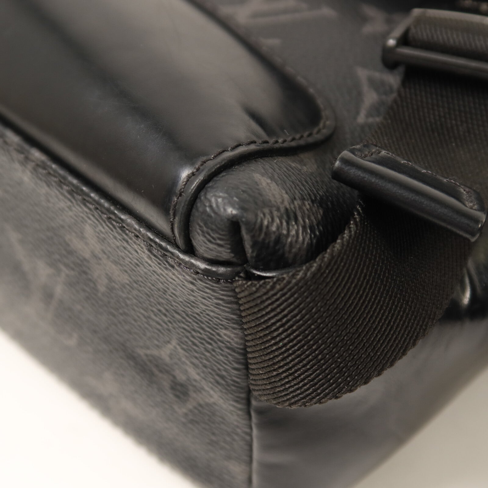 LOUIS VUITTON Monogram Eclipse Messenger PM Voyager肩背袋