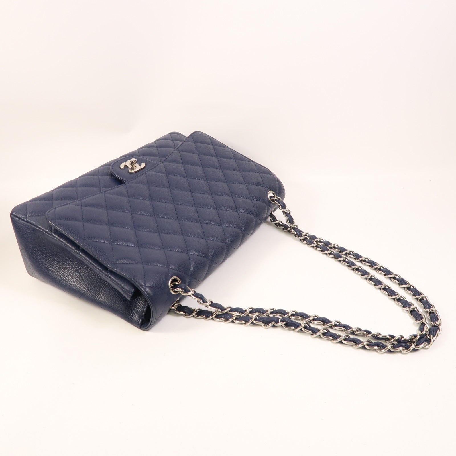 CHANEL 牛皮皮革Maxi Classic銀扣鏈帶肩背袋