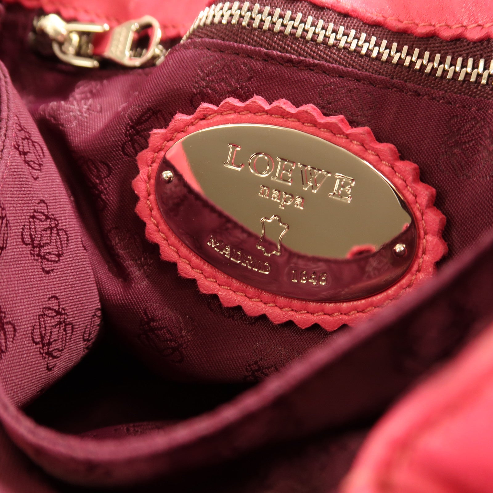 LOEWE 牛皮皮革Shoulder Bag銀扣肩背袋