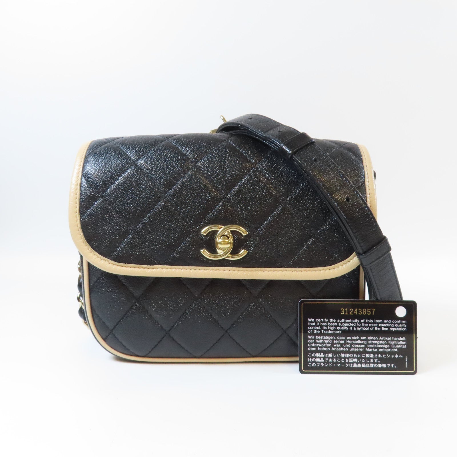 CHANEL 菱格Caviar皮革Messenger Bag金扣鏈帶肩背袋黑色/米色