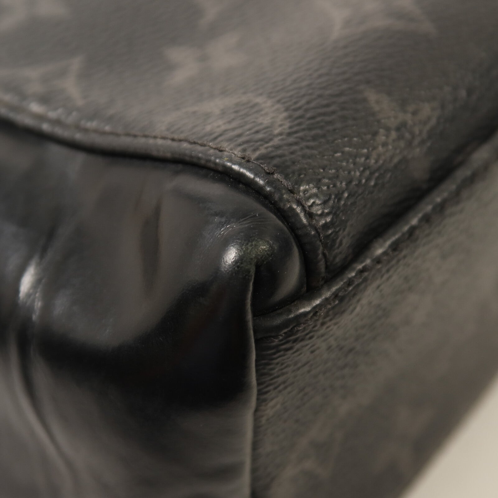 LOUIS VUITTON Monogram Eclipse Messenger PM Voyager肩背袋