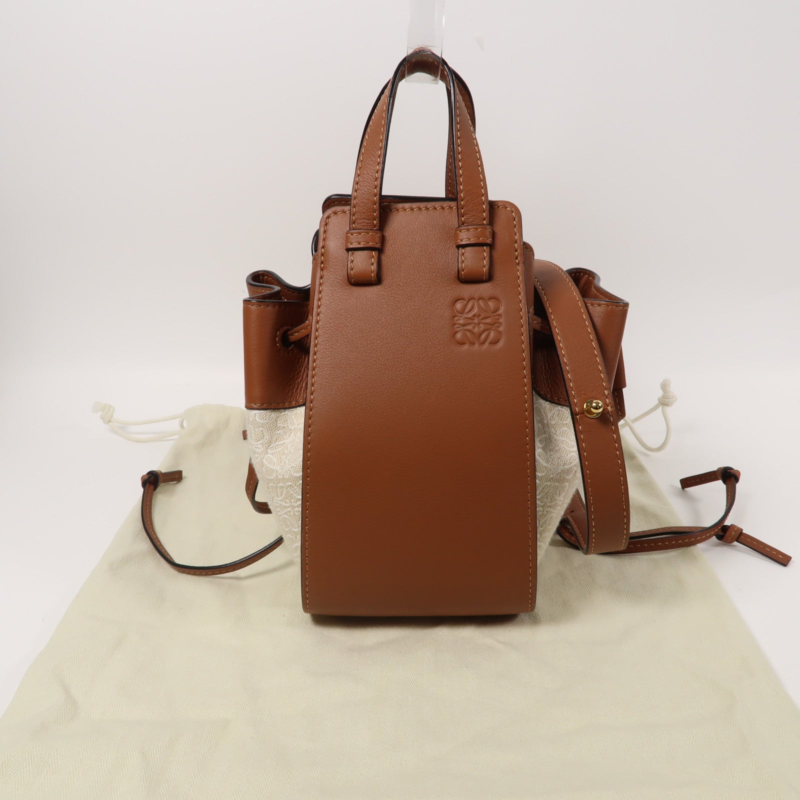 LOEWE 帆布Mini Hammock Drawstring Anagram金扣手挽肩背兩用袋白色/啡色