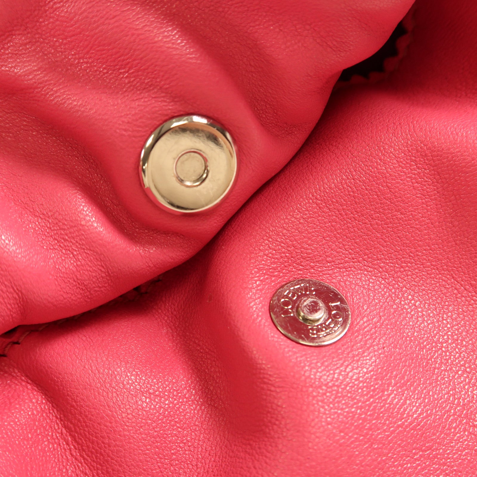 LOEWE 牛皮皮革Shoulder Bag銀扣肩背袋