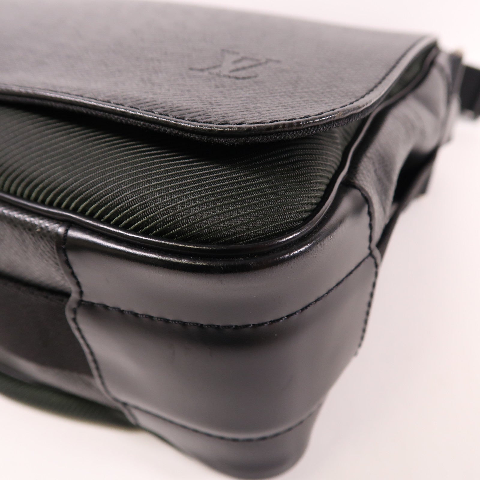 LOUIS VUITTON Taiga皮革Taiga Victor銀扣肩背袋