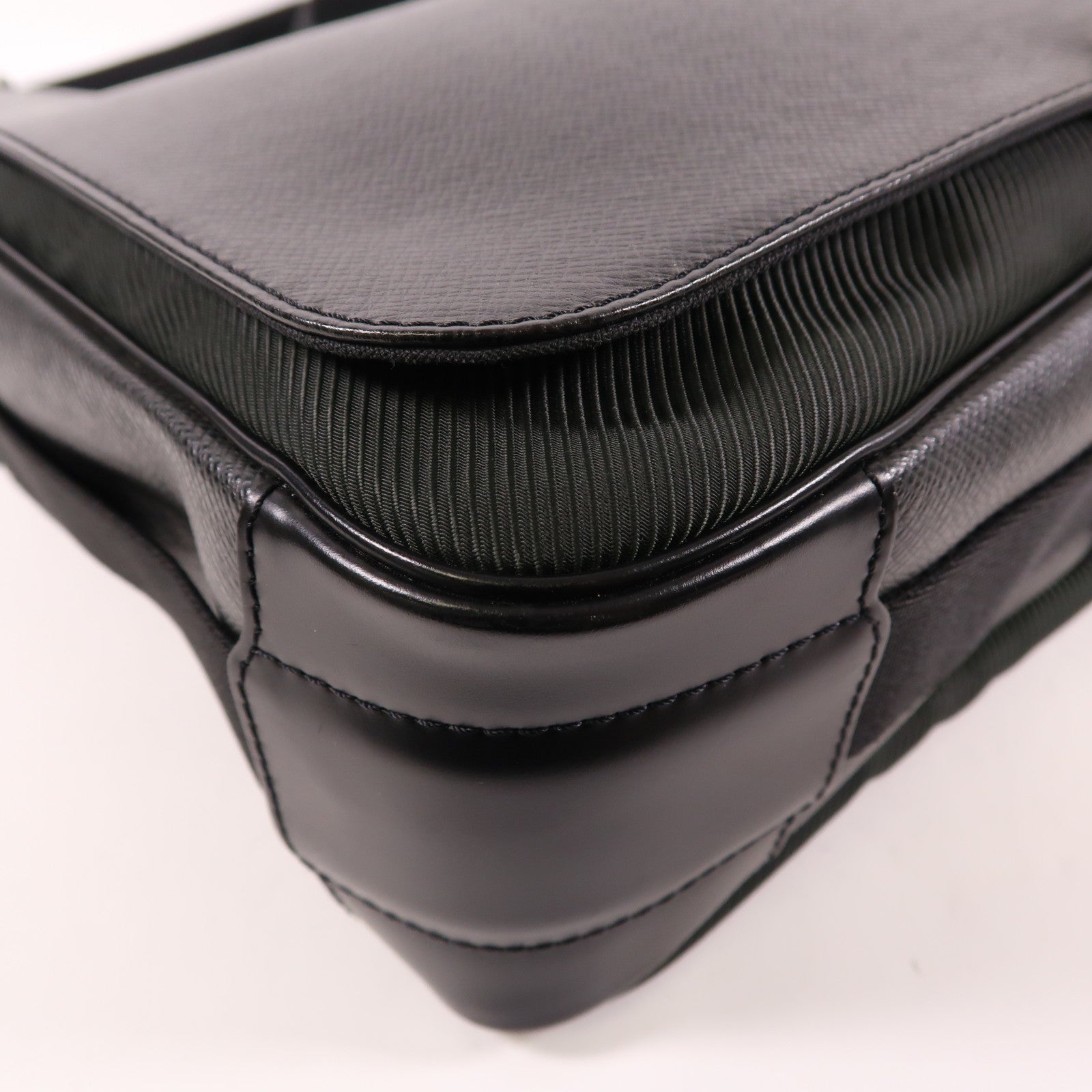 LOUIS VUITTON Taiga皮革Taiga Victor銀扣肩背袋