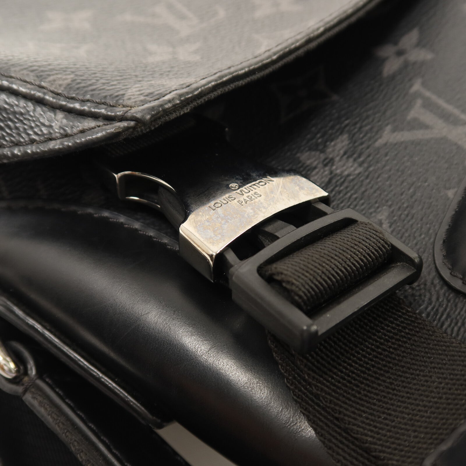 LOUIS VUITTON Monogram Eclipse Messenger PM Voyager肩背袋