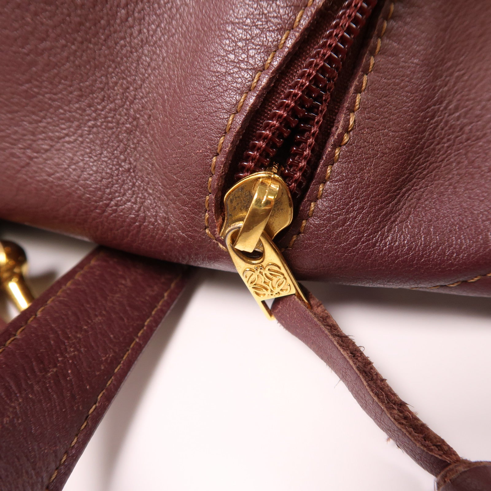 LOEWE 牛皮皮革Backpack金扣背包酒紅色