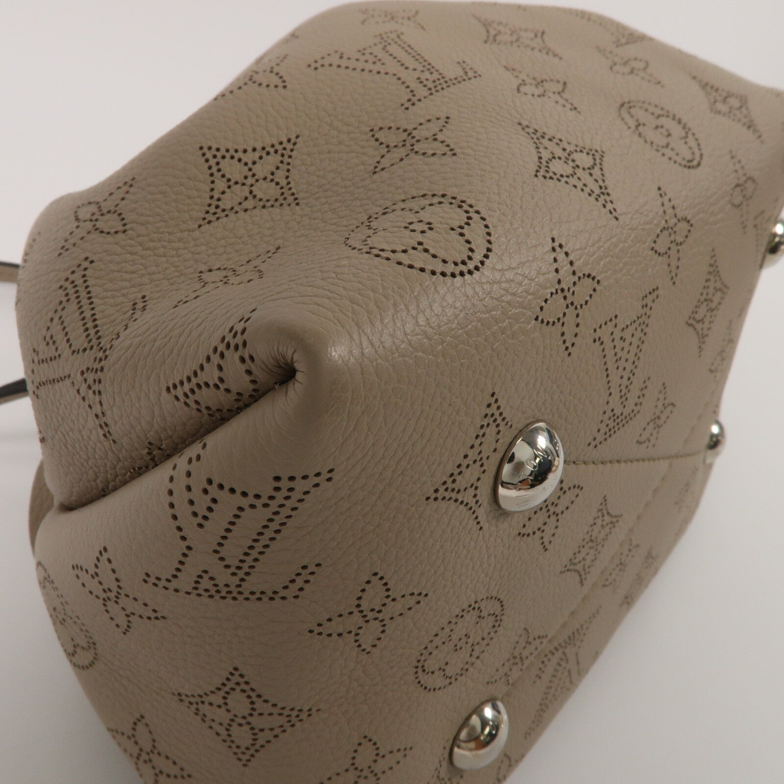 LOUIS VUITTON Mahina皮革Bella鏈帶肩背袋