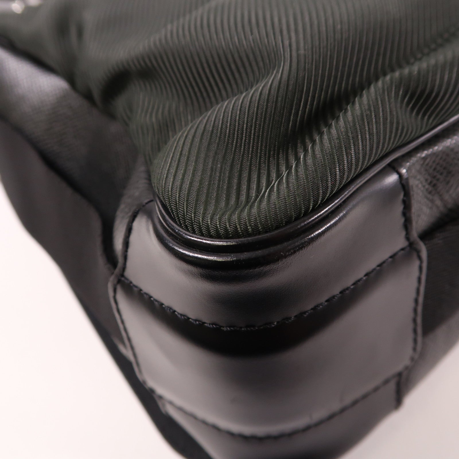 LOUIS VUITTON Taiga皮革Taiga Victor銀扣肩背袋