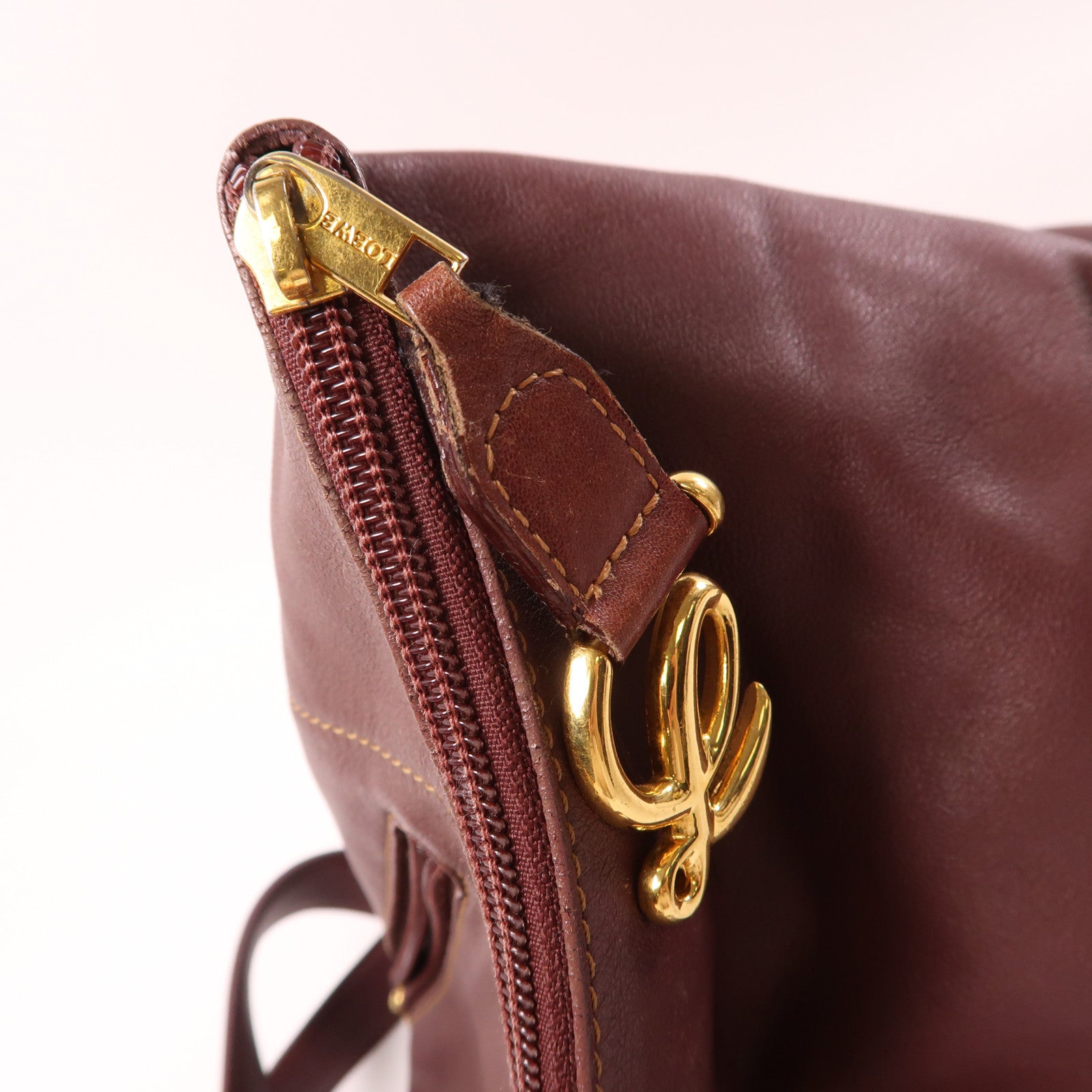LOEWE 牛皮皮革Backpack金扣背包酒紅色