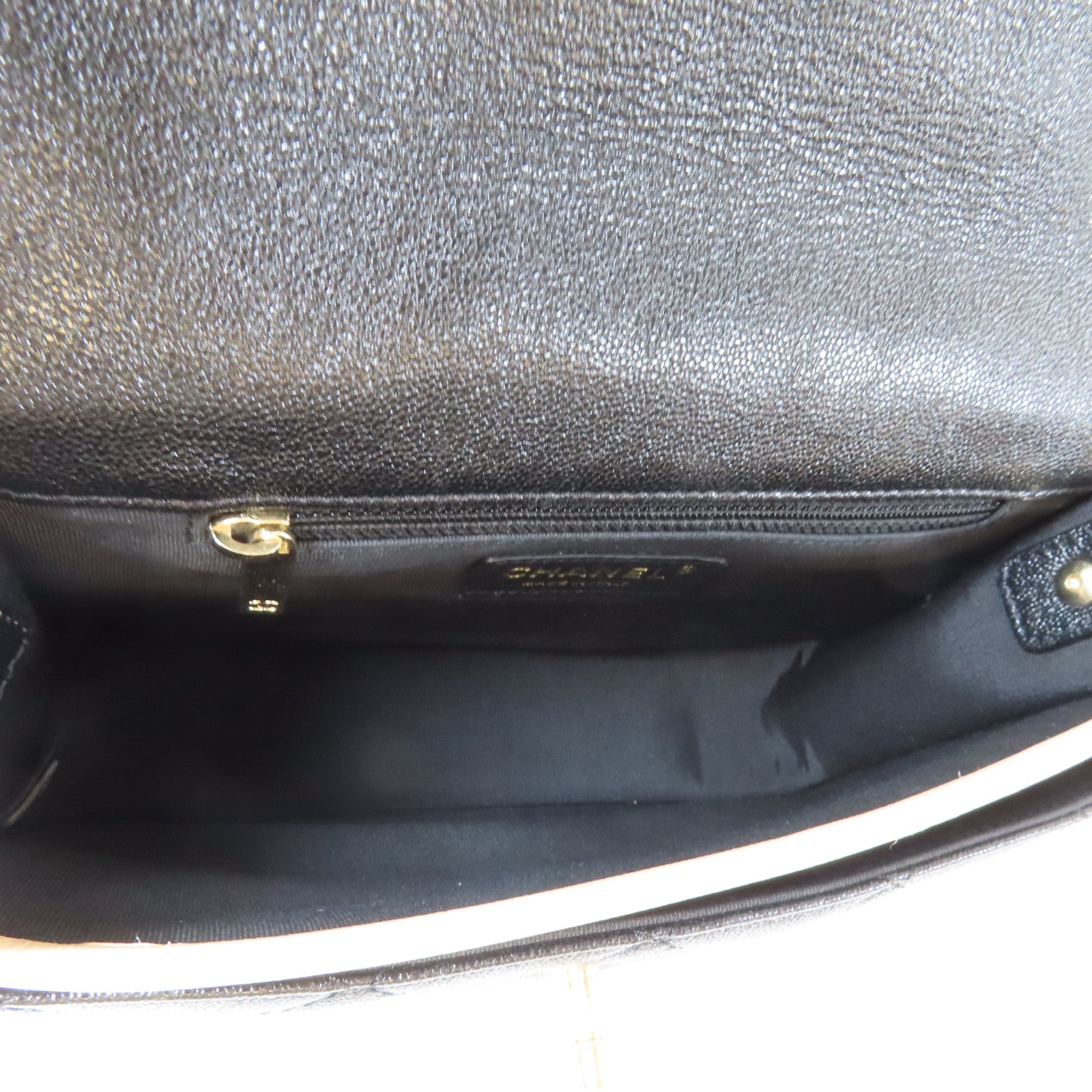 CHANEL 菱格Caviar皮革Messenger Bag金扣鏈帶肩背袋黑色/米色