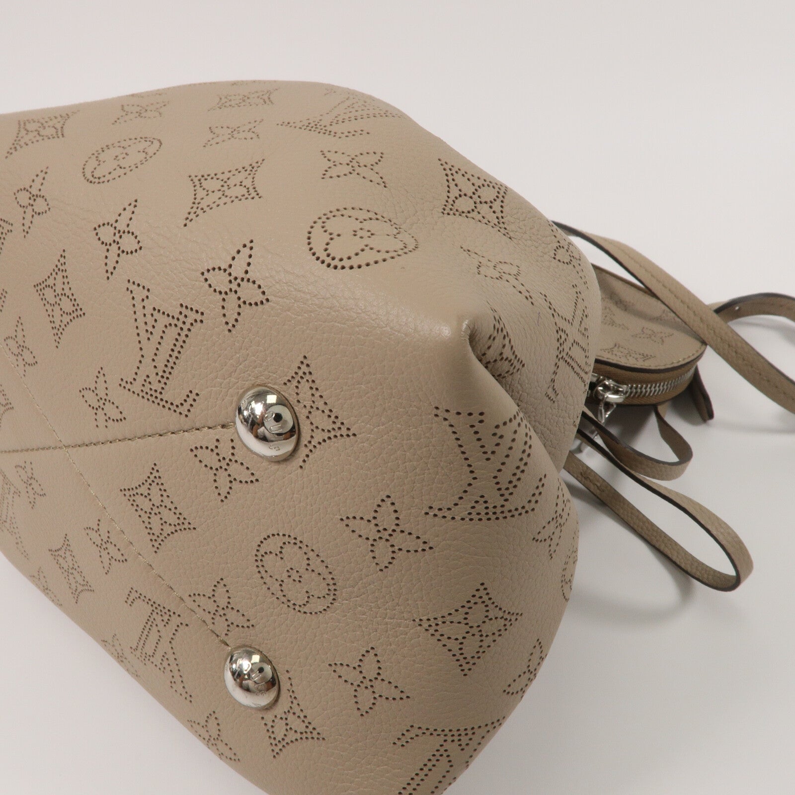 LOUIS VUITTON Mahina皮革Bella鏈帶肩背袋