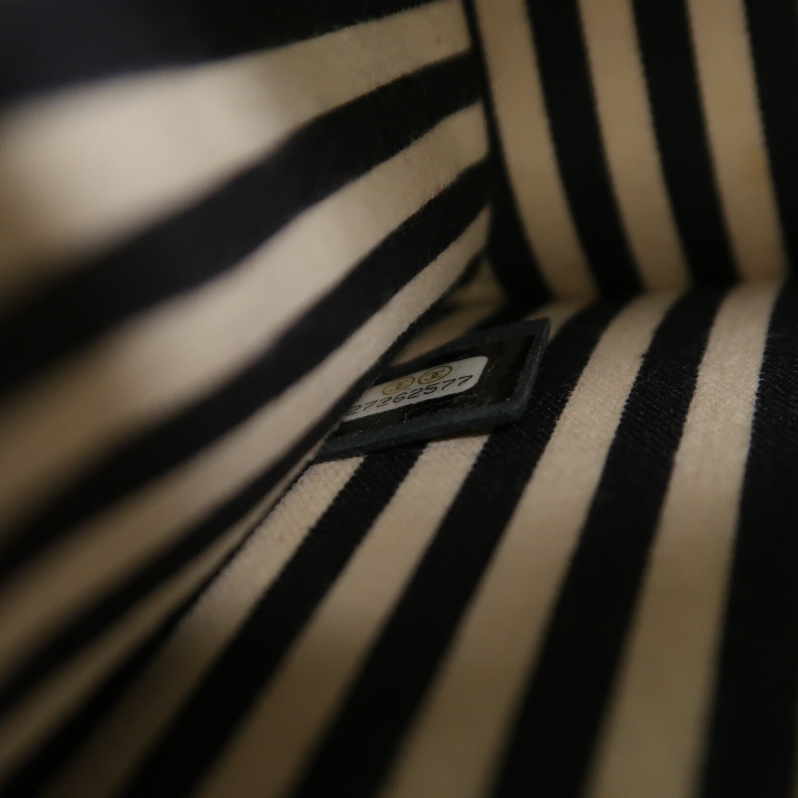 CHANEL 牛皮皮革Large Chevron Flap鏈帶肩背袋