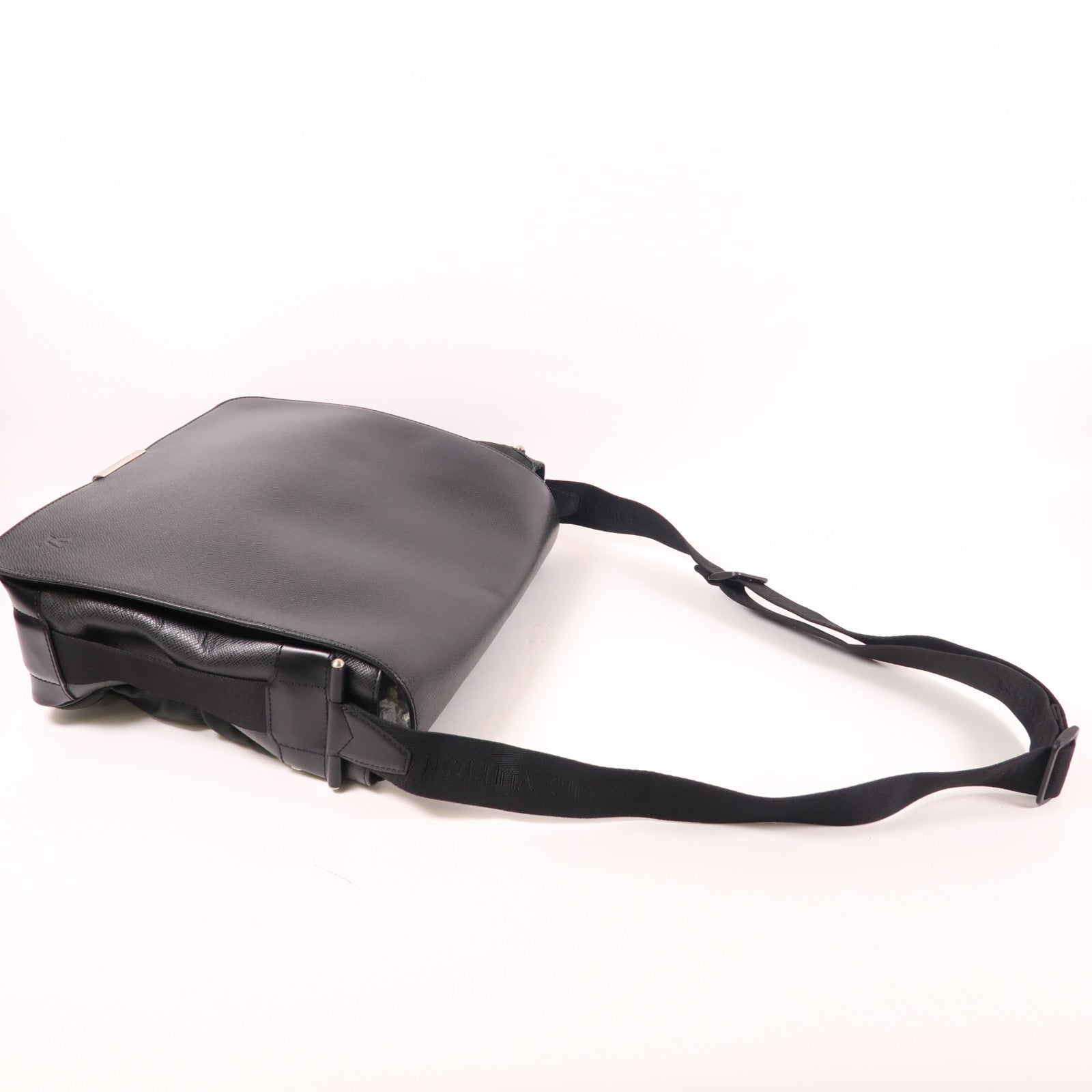 LOUIS VUITTON Taiga皮革Taiga Victor銀扣肩背袋