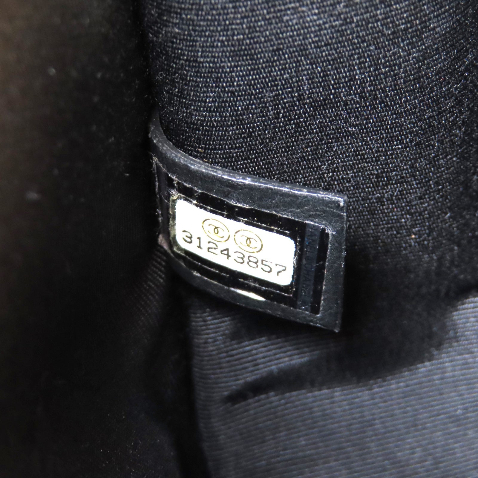 CHANEL 菱格Caviar皮革Messenger Bag金扣鏈帶肩背袋黑色/米色