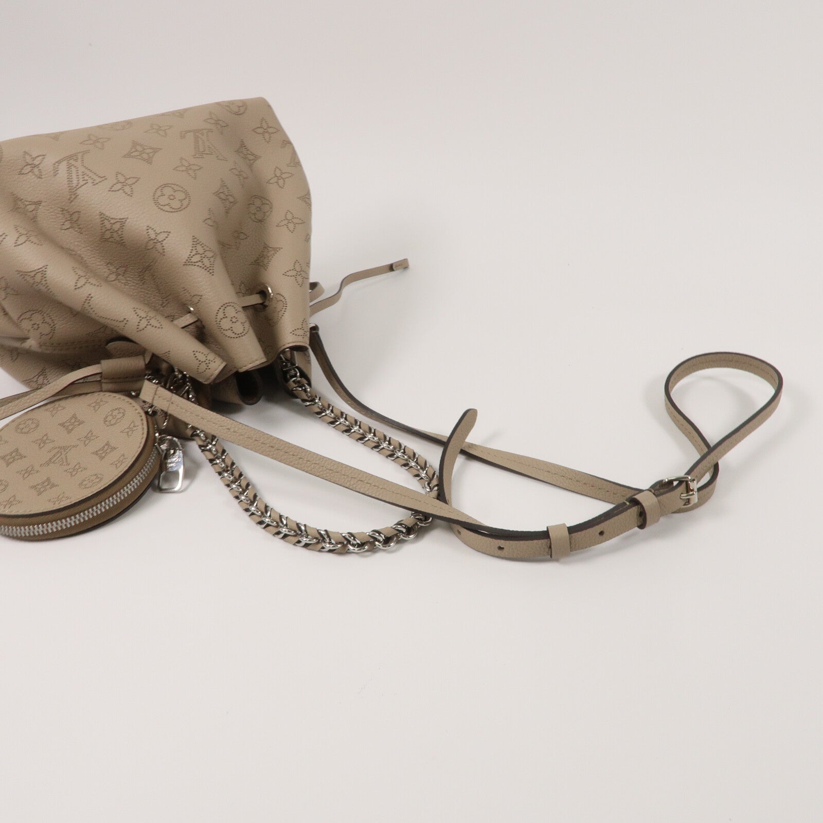 LOUIS VUITTON Mahina皮革Bella鏈帶肩背袋