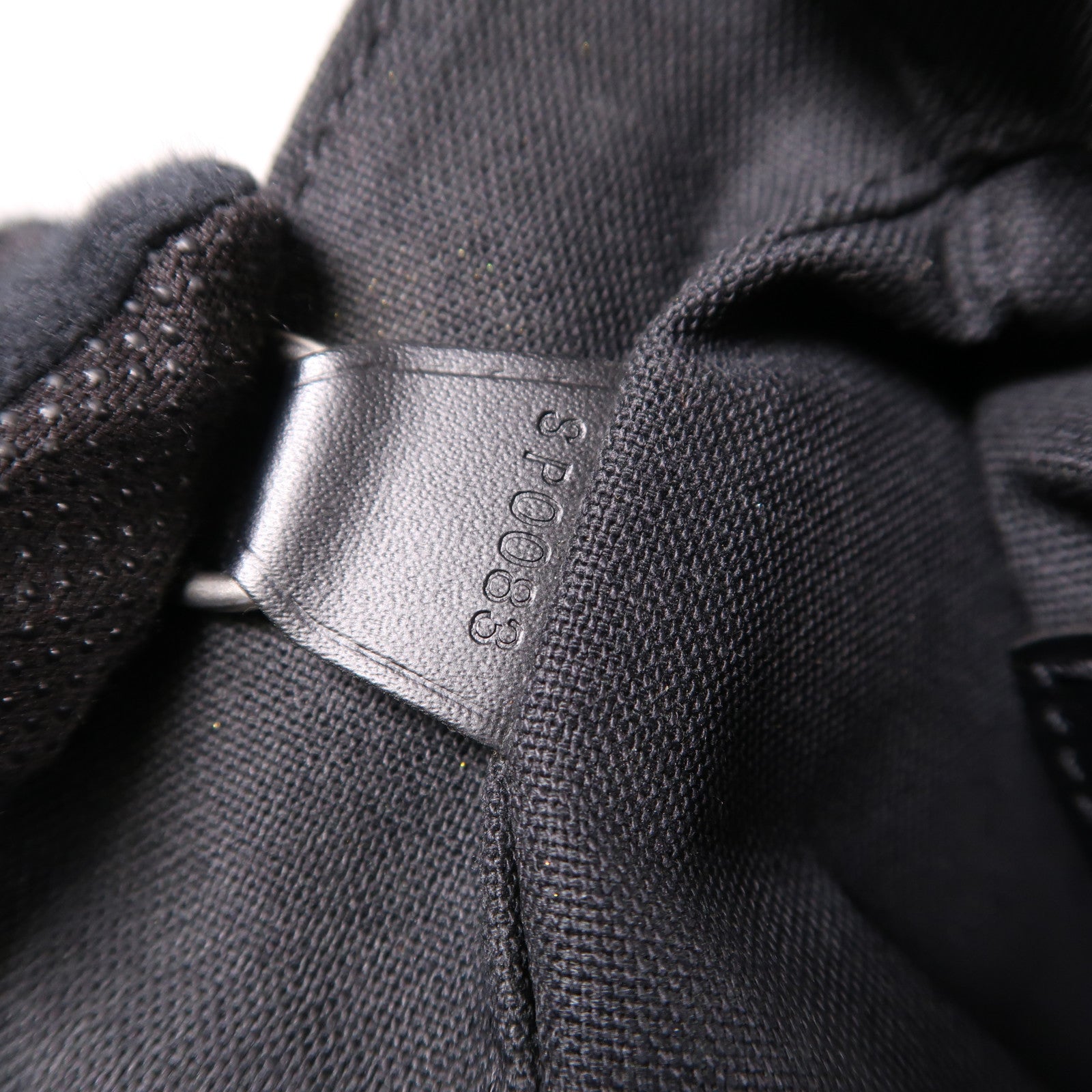 LOUIS VUITTON 【激減優惠】Taiga皮革Taiga Victor銀扣肩背袋