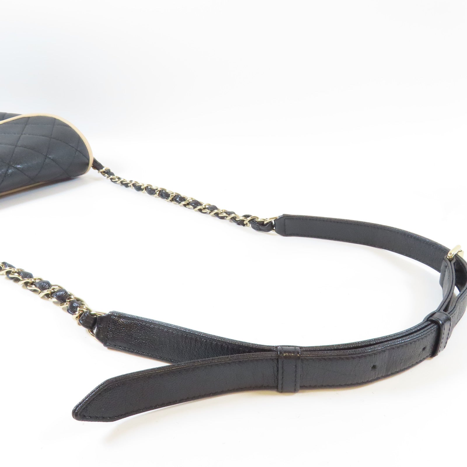 CHANEL 菱格Caviar皮革Messenger Bag金扣鏈帶肩背袋黑色/米色