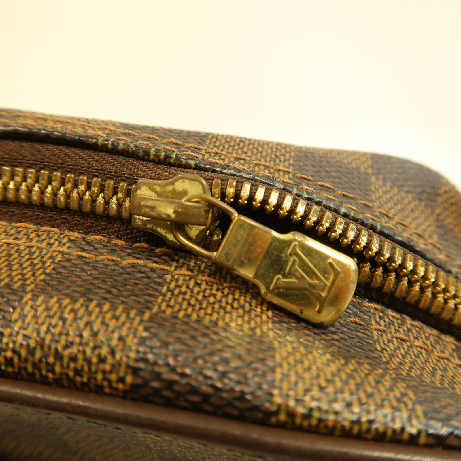 LOUIS VUITTON Damier Olav PM金扣肩背袋啡色