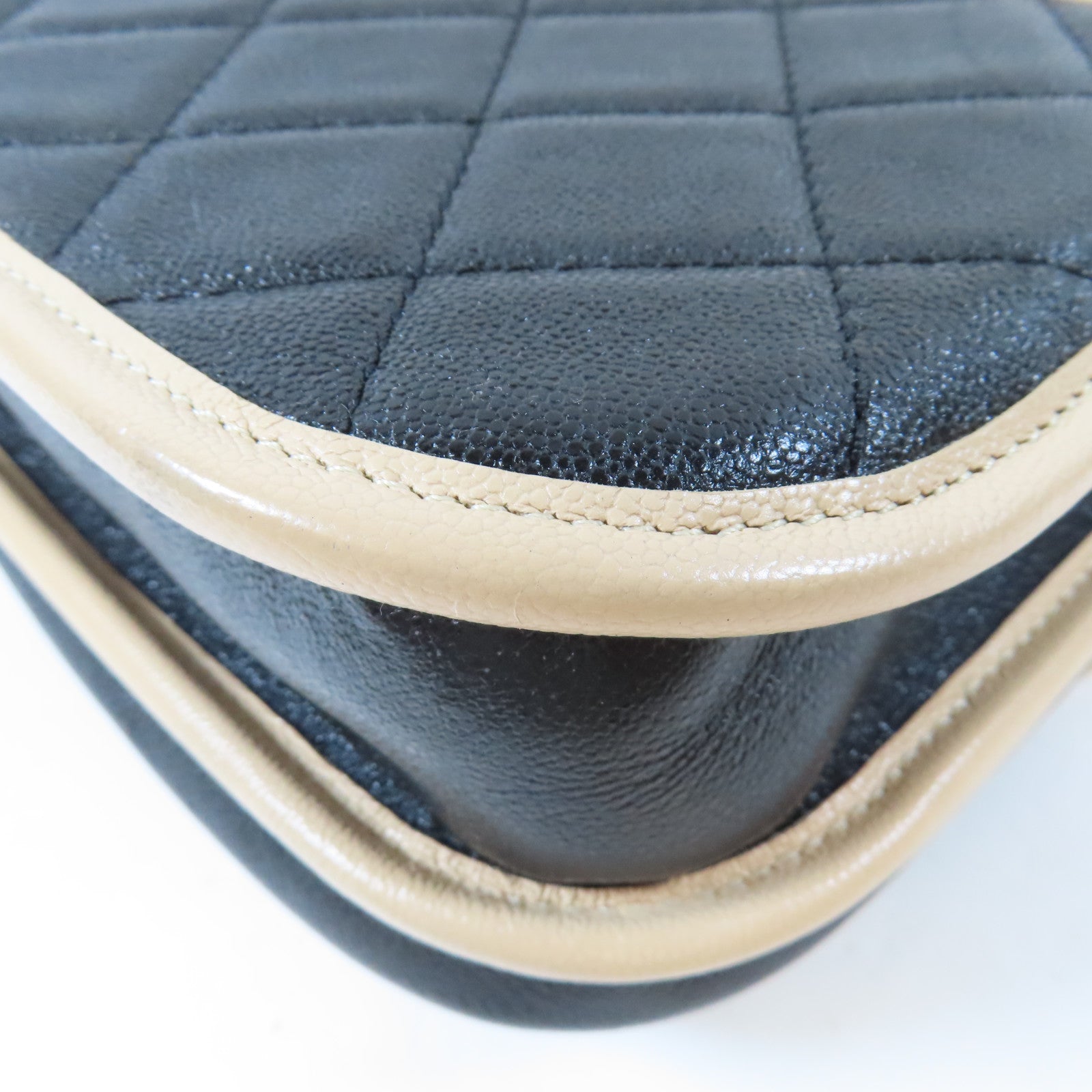 CHANEL 菱格Caviar皮革Messenger Bag金扣鏈帶肩背袋黑色/米色