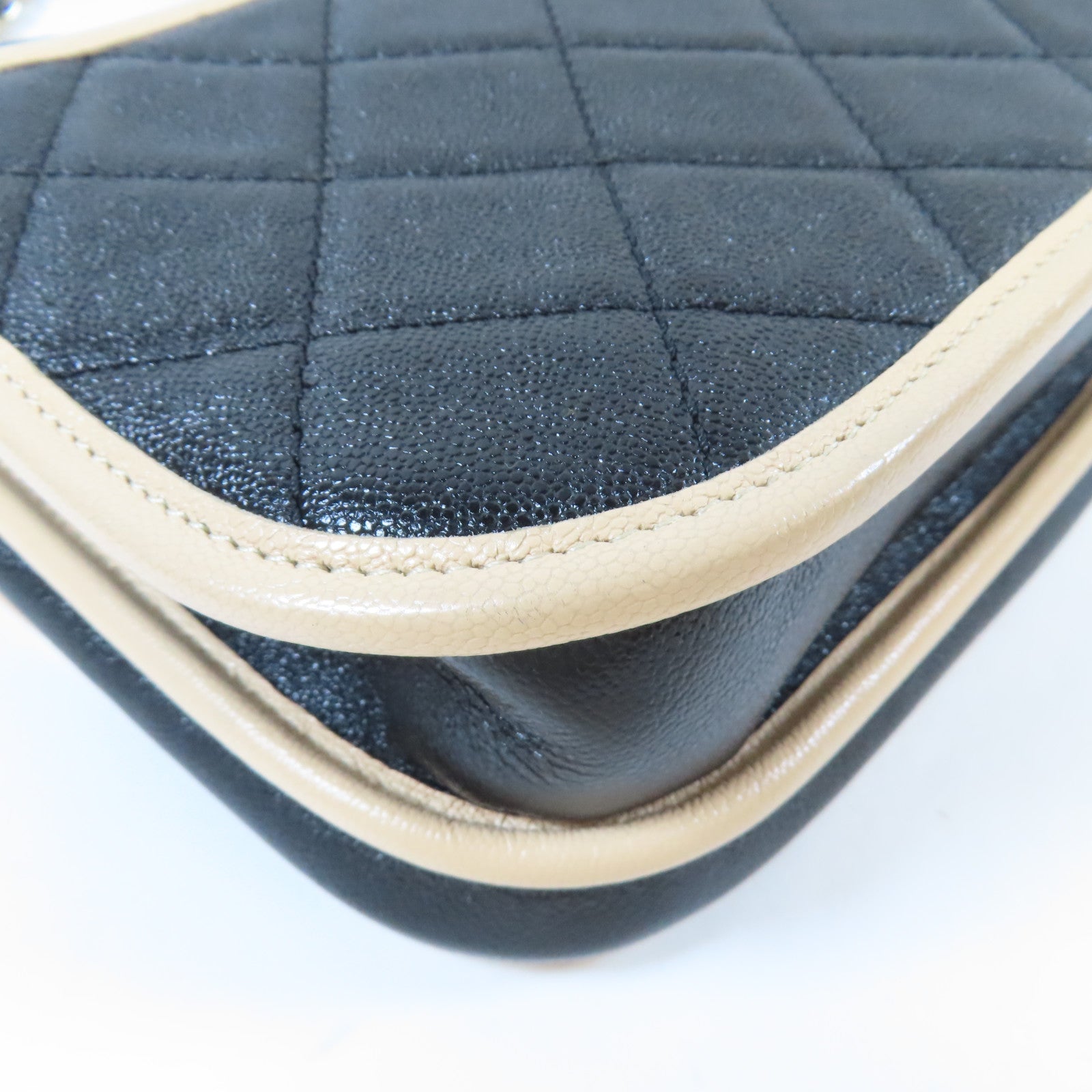 CHANEL 菱格Caviar皮革Messenger Bag金扣鏈帶肩背袋黑色/米色