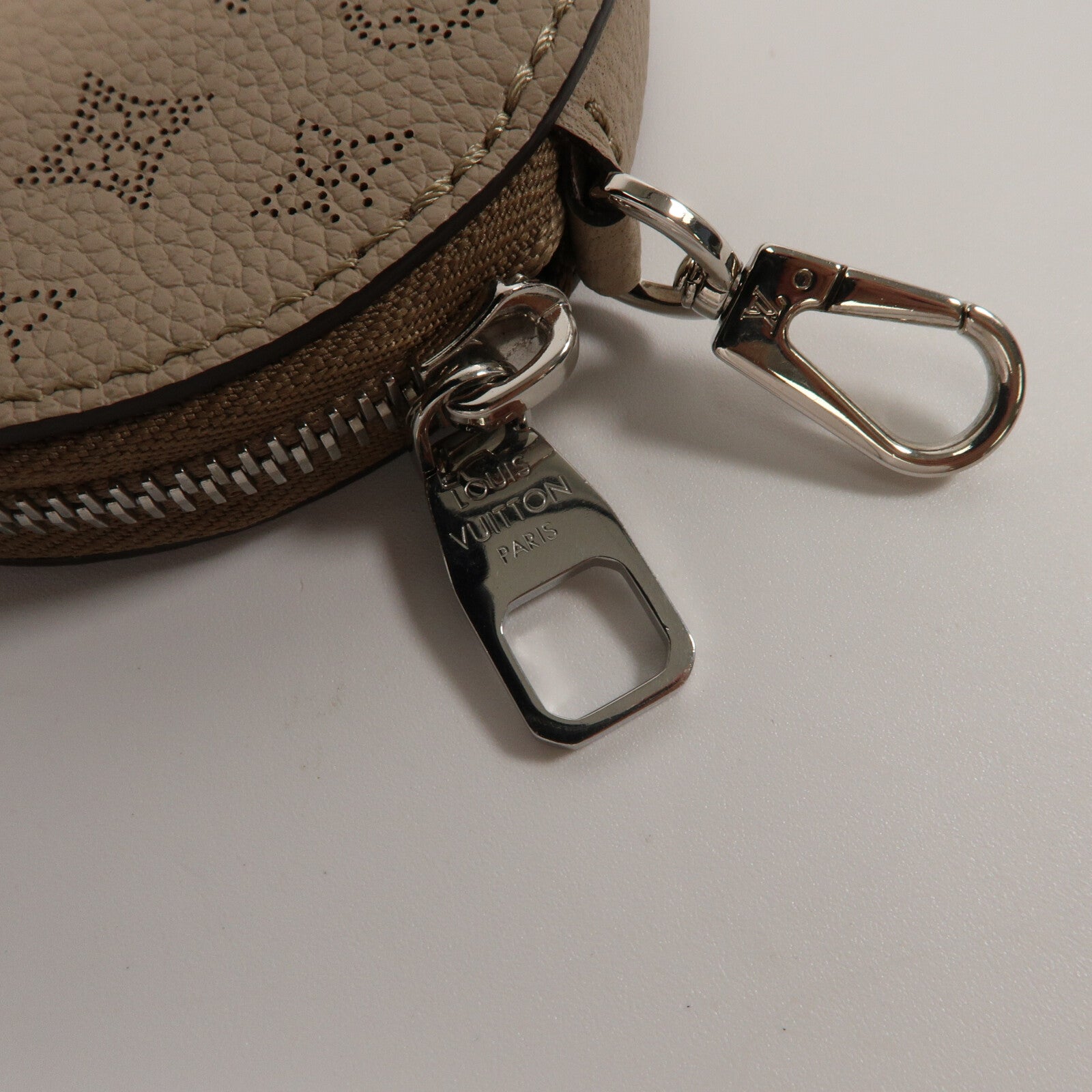 LOUIS VUITTON Mahina皮革Bella鏈帶肩背袋