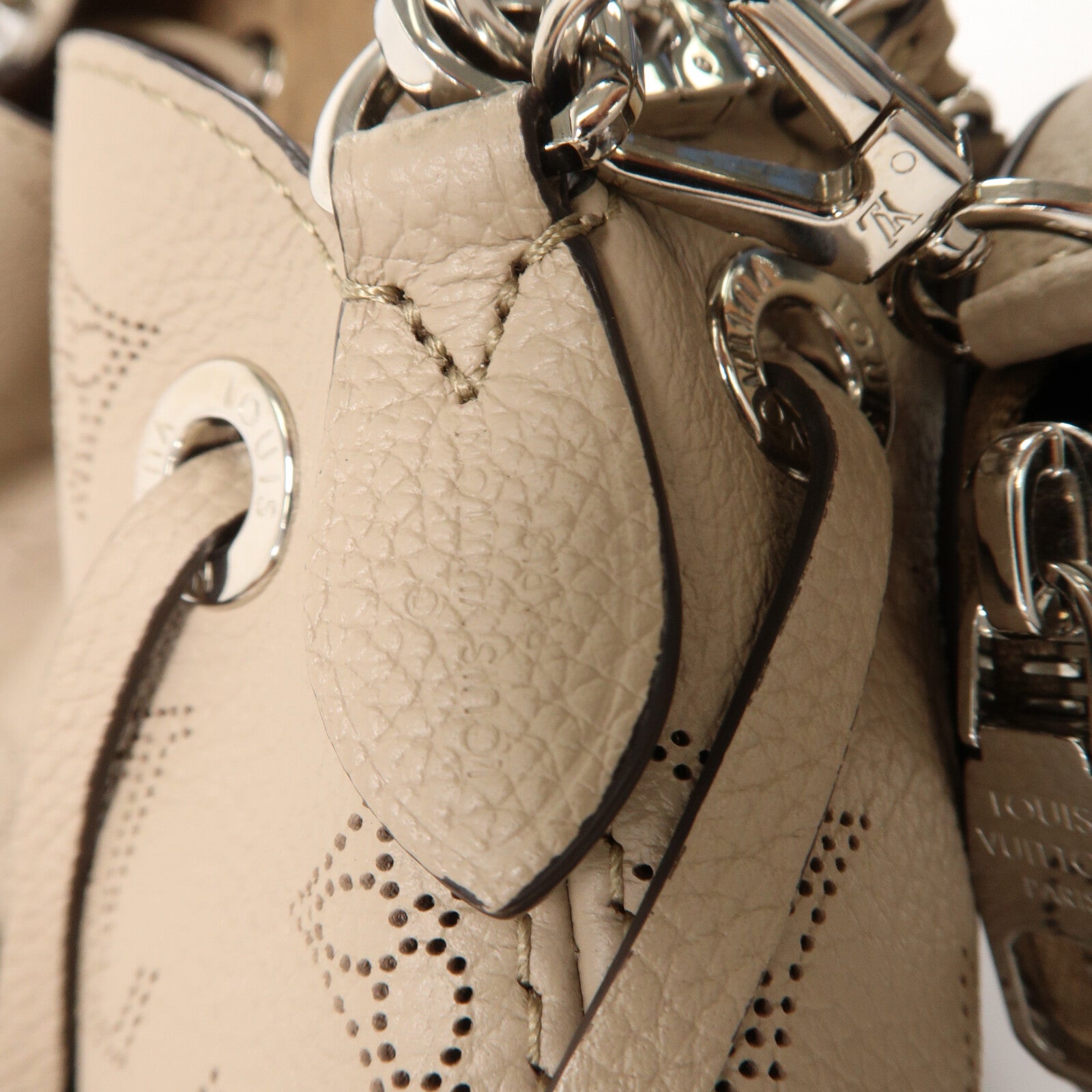 LOUIS VUITTON Mahina皮革Bella鏈帶肩背袋