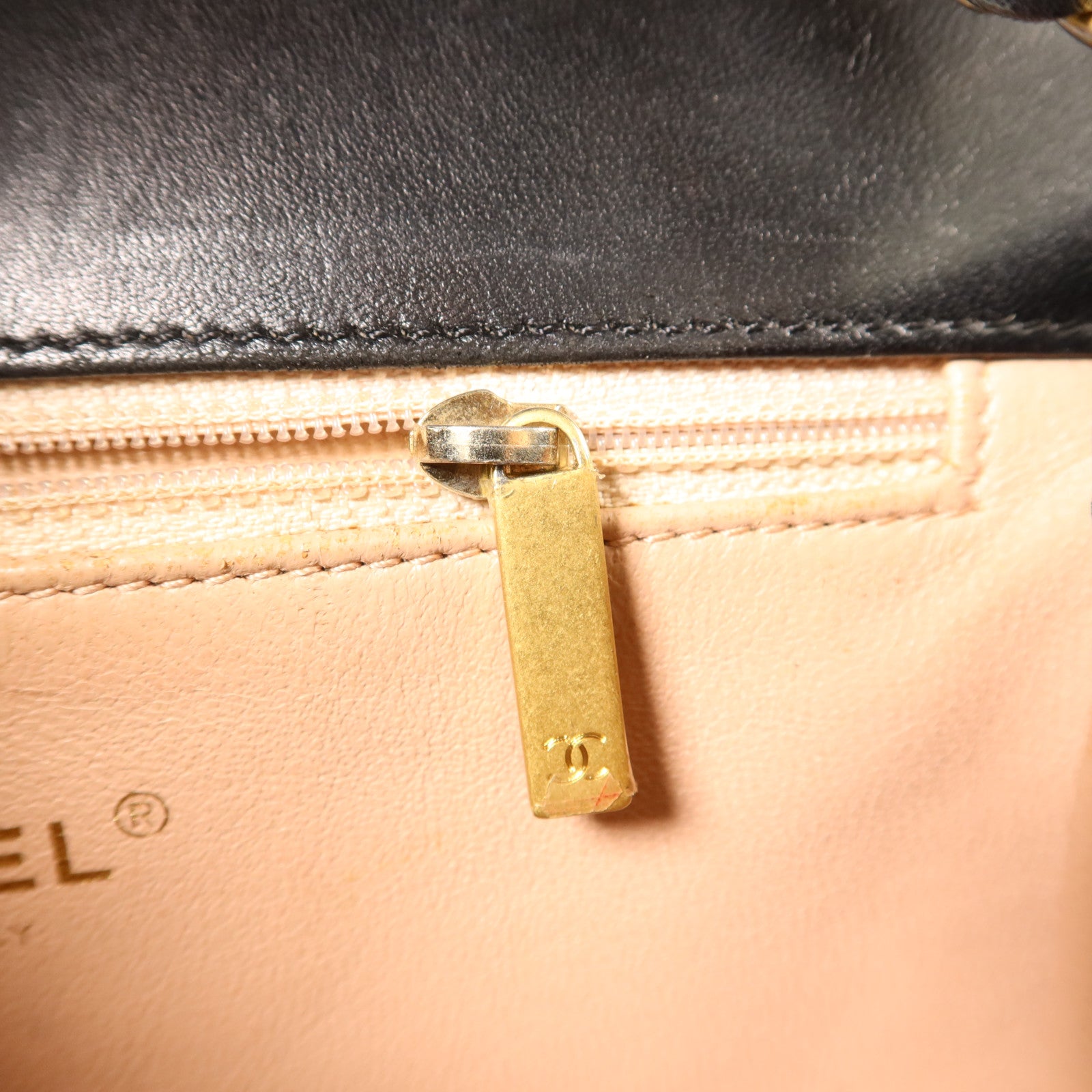 CHANEL 牛皮皮革Chain Shoulder金扣鏈帶肩背袋