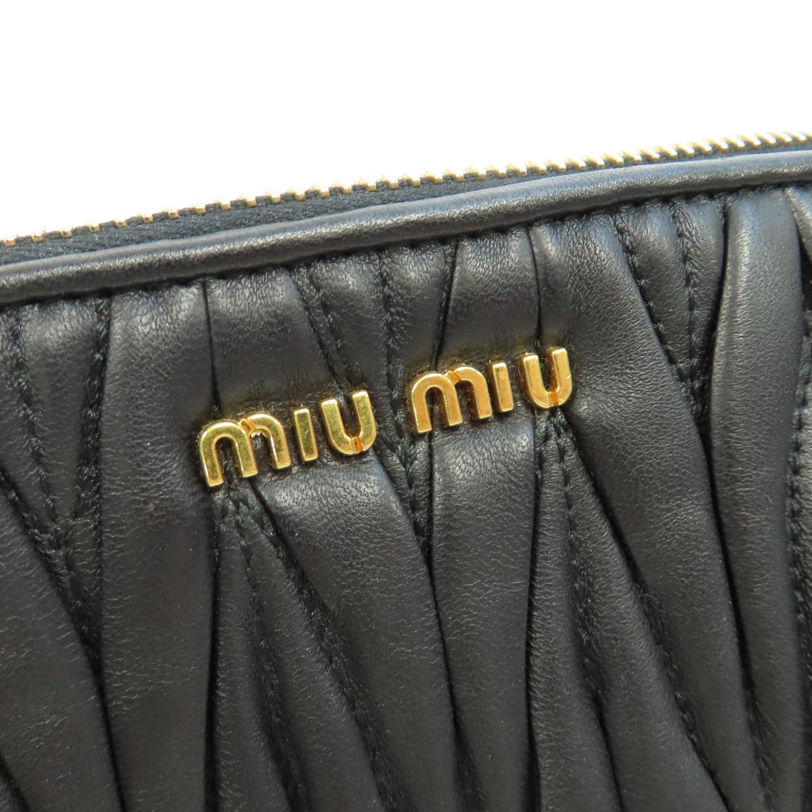 Miu Miu 羊皮皮革Clutch Bag金扣手拿包黑色