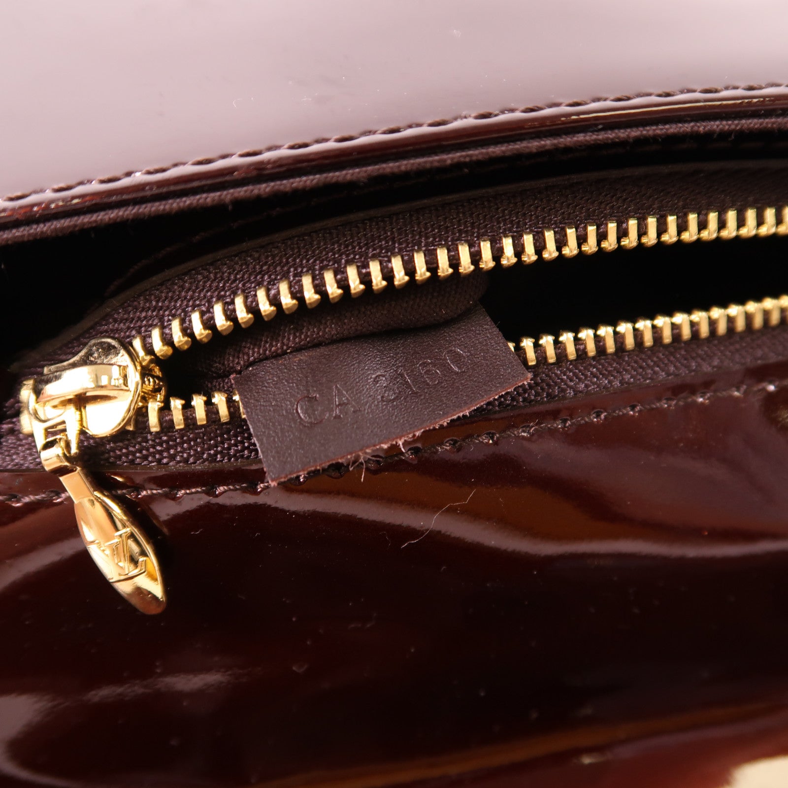 LOUIS VUITTON Vernis Pouchette Sobe金扣手拿包
