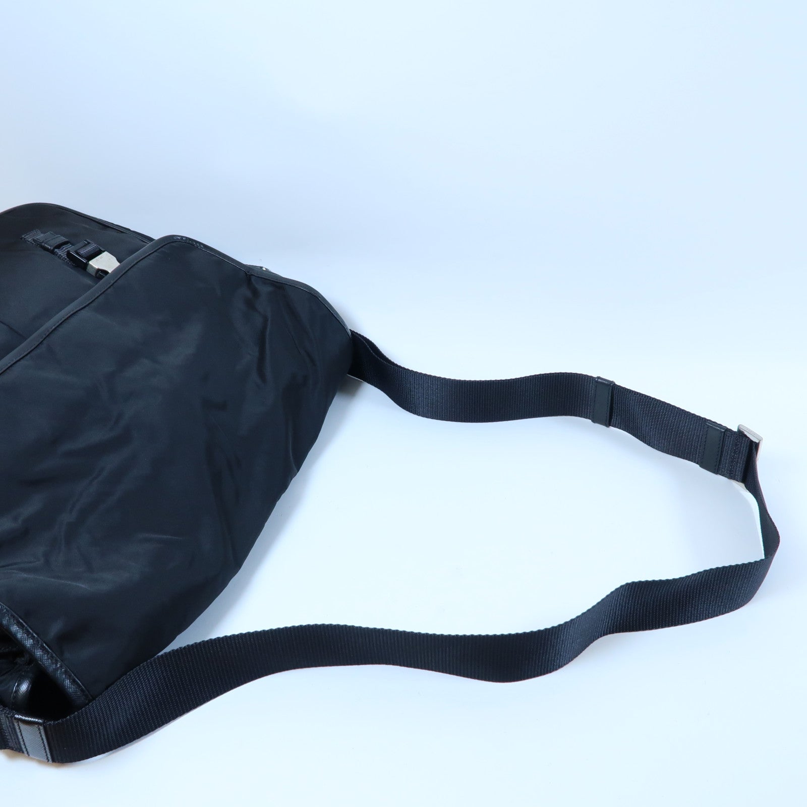 PRADA 尼龍Shoulder Bag銀扣肩背袋黑色