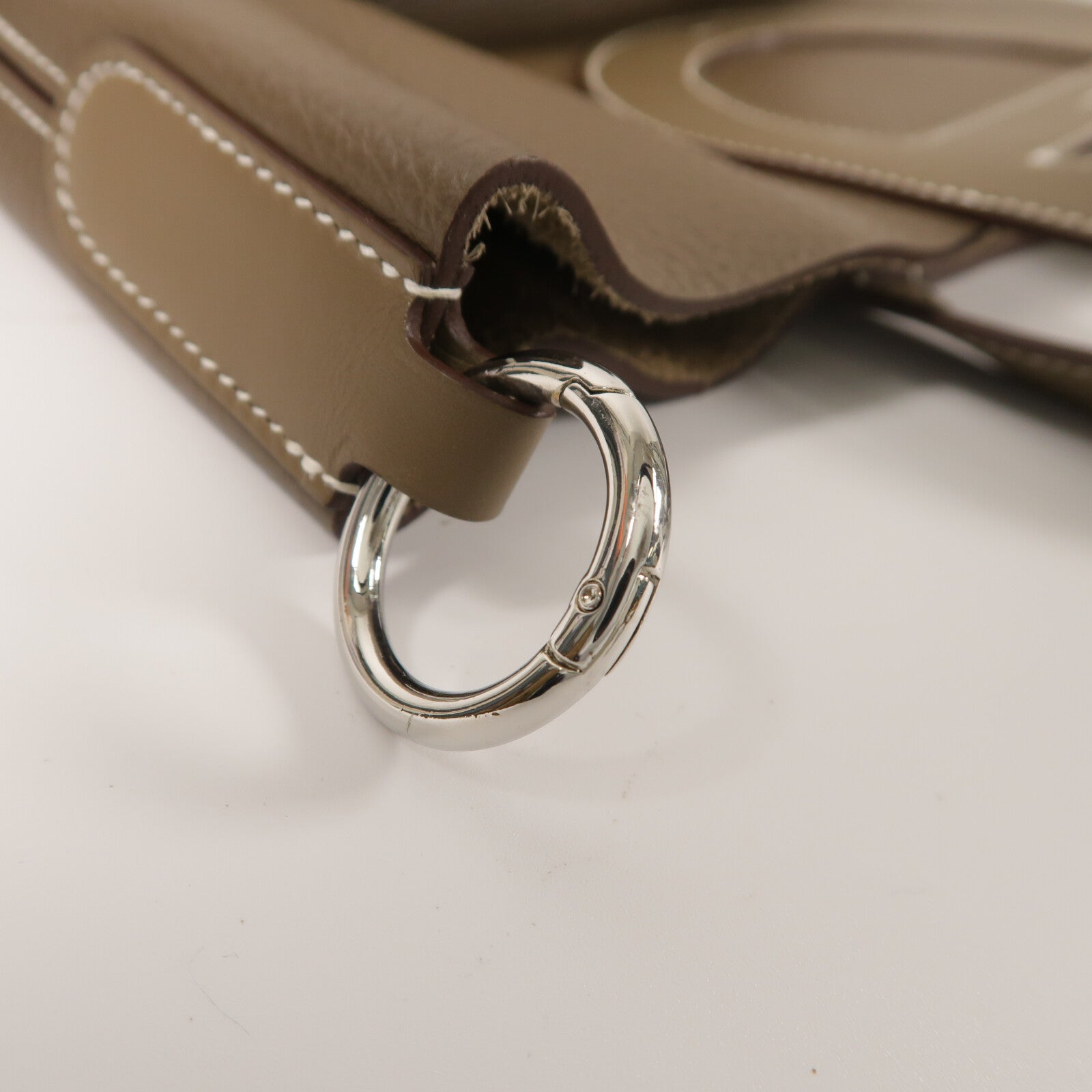 HERMES Clemence皮革In The Loop 23銀扣手挽袋Etoupe