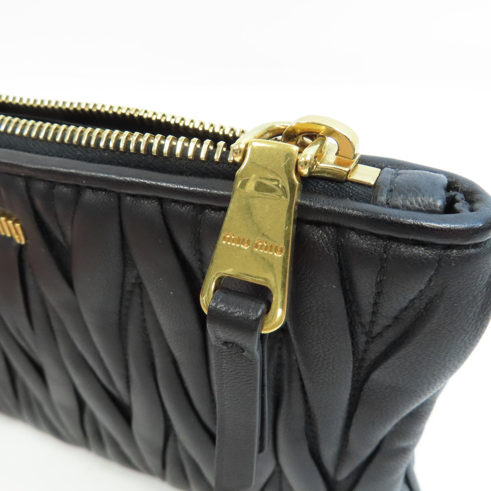 Miu Miu 羊皮皮革Clutch Bag金扣手拿包黑色