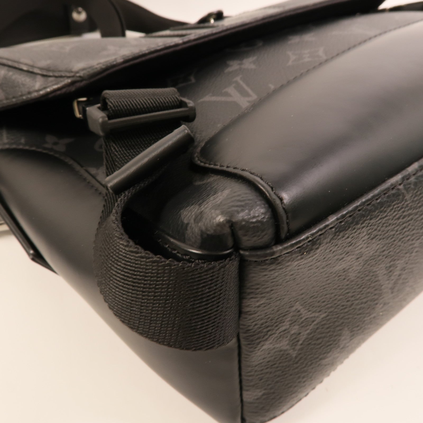 LOUIS VUITTON Monogram Eclipse Messenger PM Voyager銀扣肩背袋