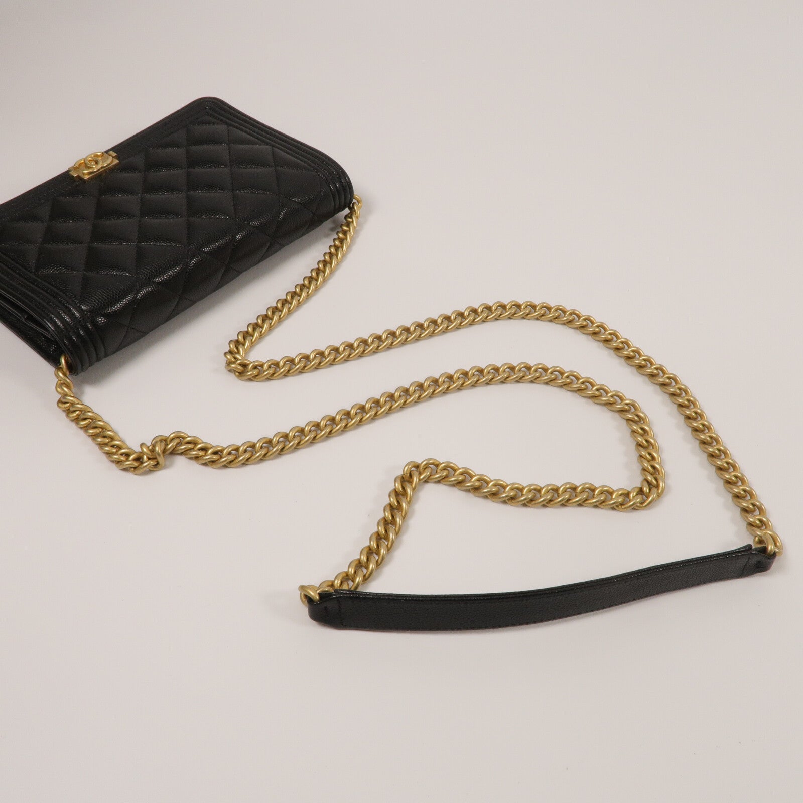 CHANEL 牛皮皮革Boy Wallet On Chain鏈帶肩背袋