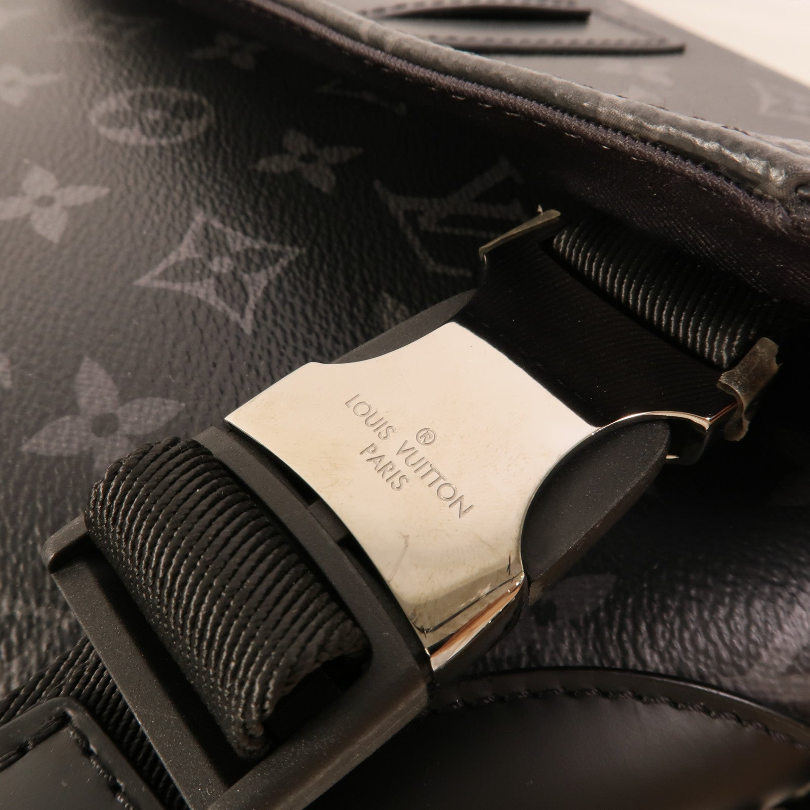 LOUIS VUITTON Monogram Eclipse Messenger PM Voyager銀扣肩背袋