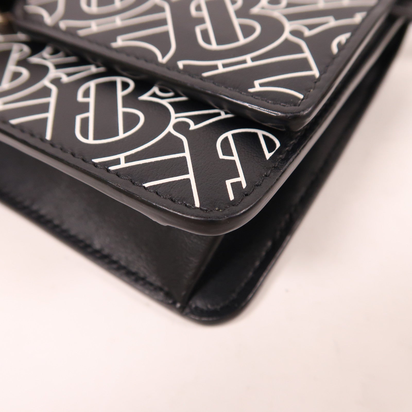 BURBERRY 皮革Shoulder Bag銀扣肩背袋