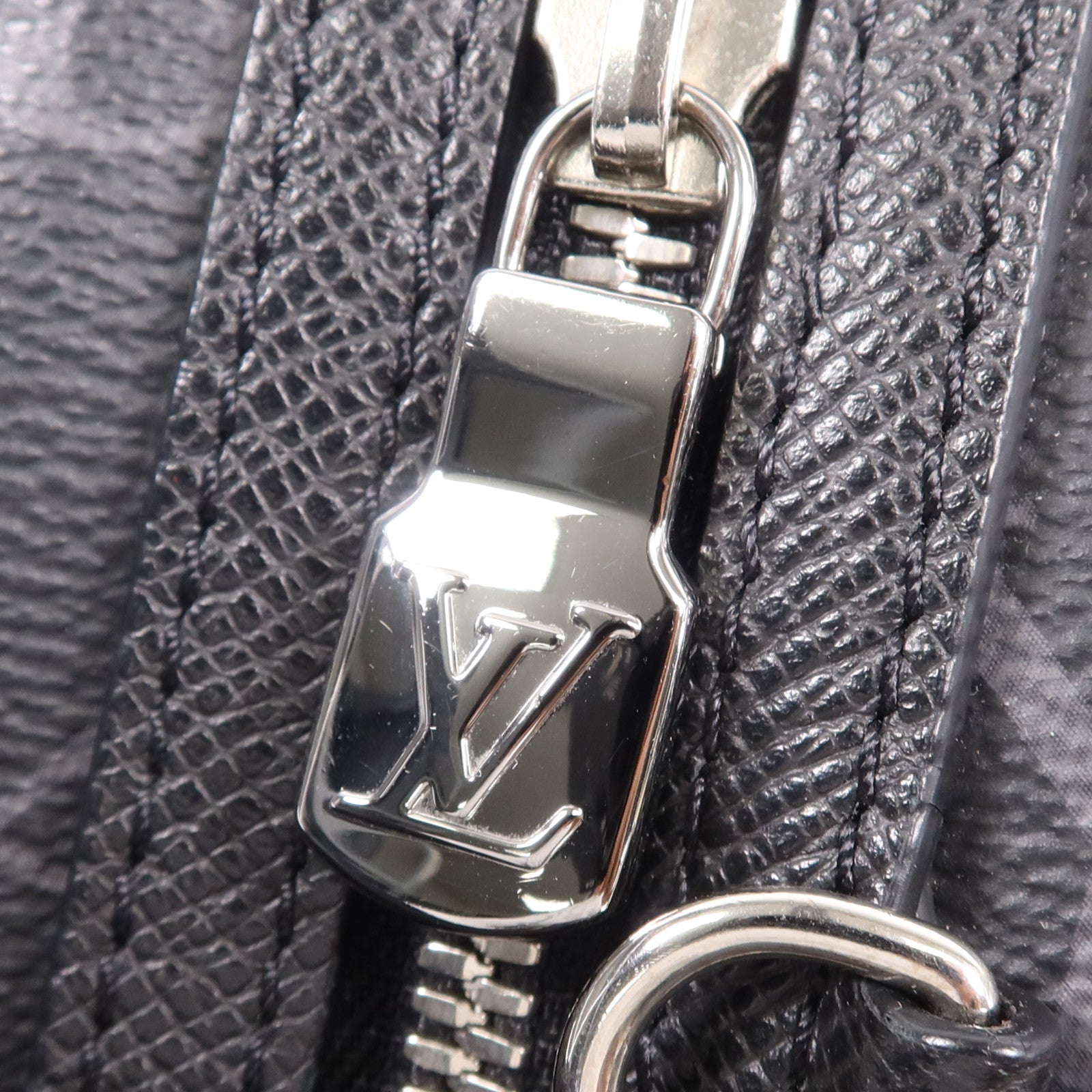 LOUIS VUITTON Taigarama Duo Slingbag銀扣肩背袋