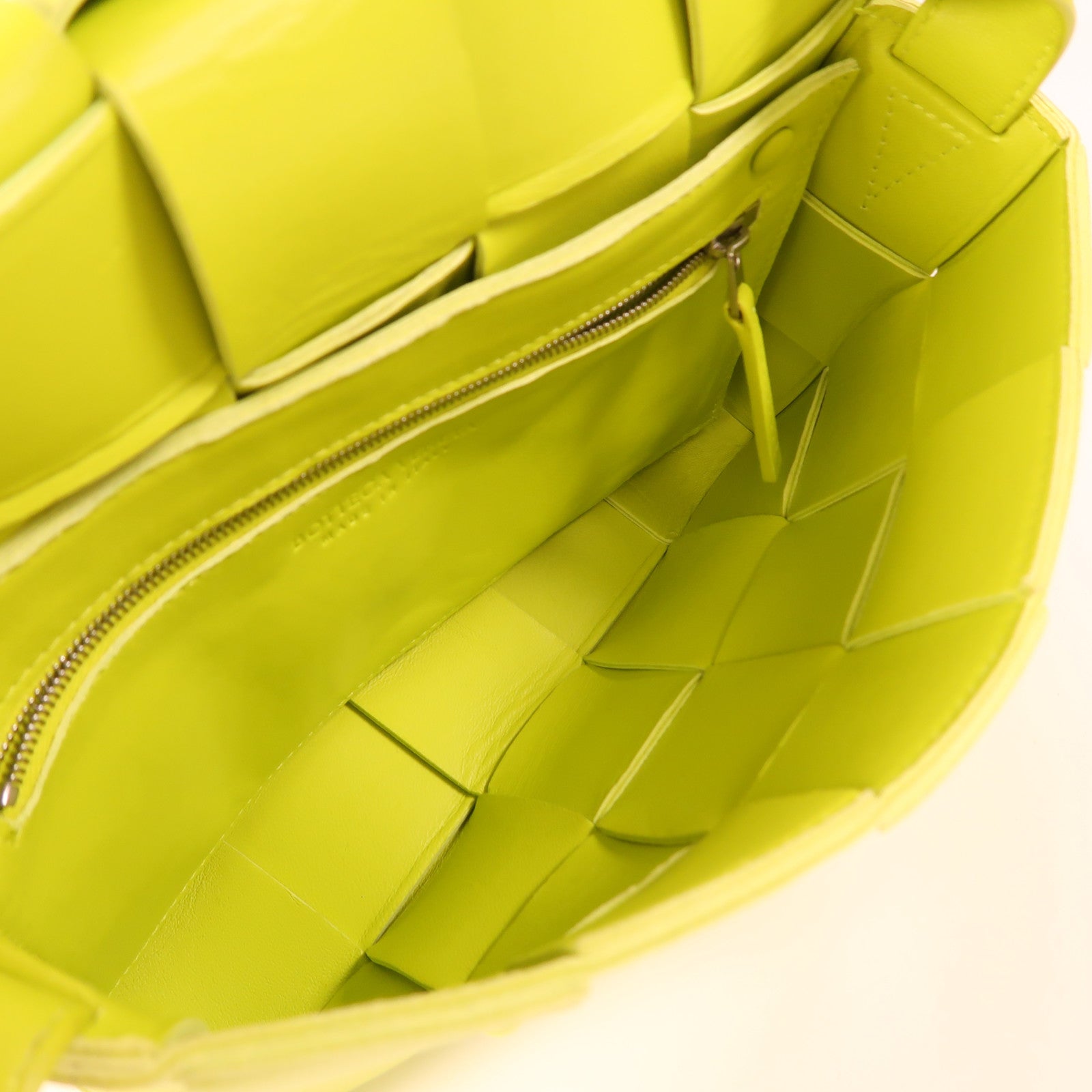 BOTTEGA VENETA 牛皮皮革Cassette Bag Medium肩背袋
