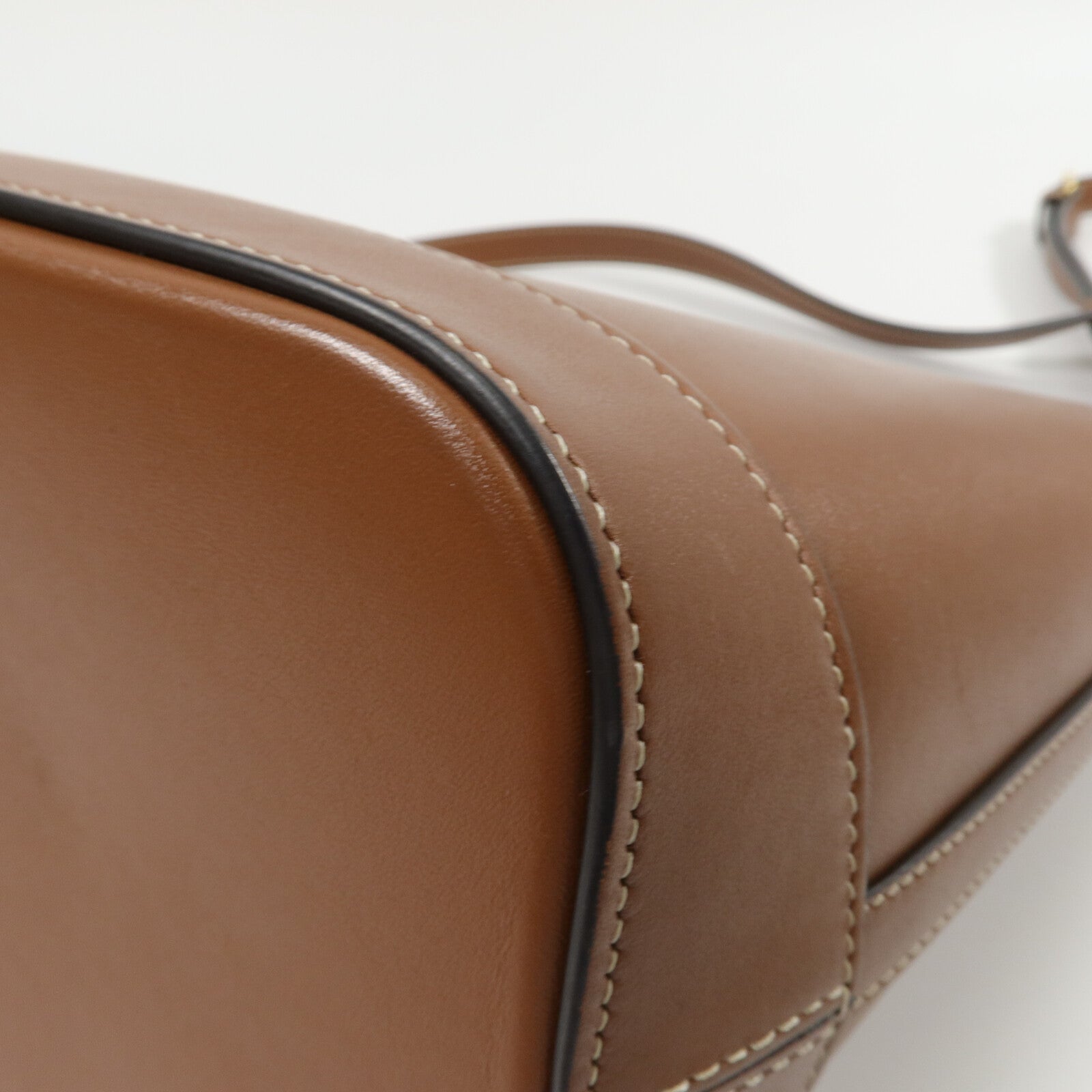 CELINE 牛皮皮革Cuir Triomphe Bucket Bag肩背袋