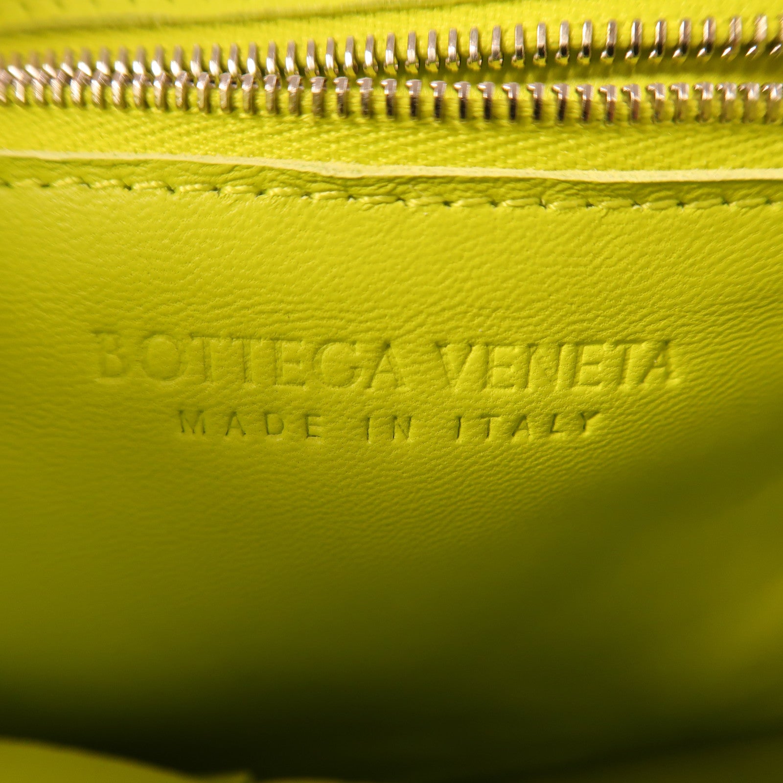 BOTTEGA VENETA 牛皮皮革Cassette Bag Medium肩背袋