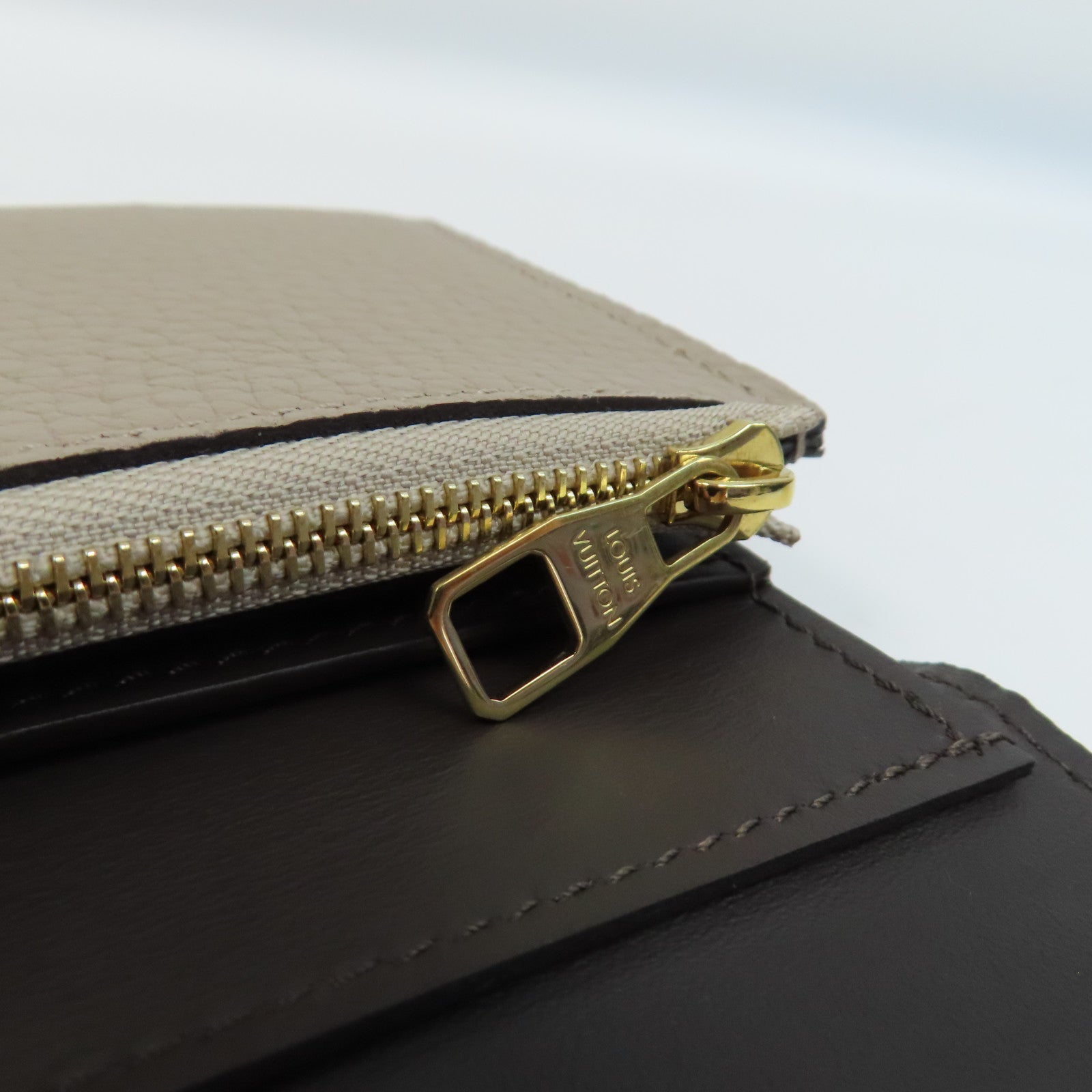 LOUIS VUITTON Taurillon Capucines Wallet金扣錢包杏色