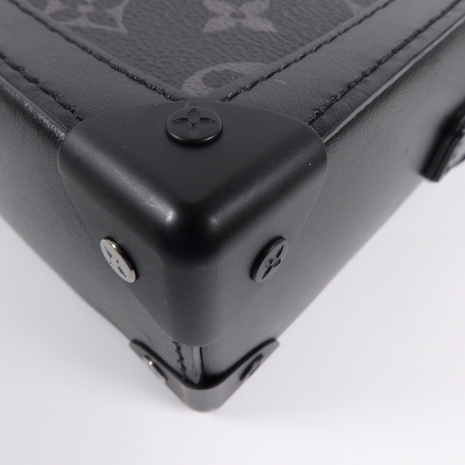 LOUIS VUITTON Monogram Eclipse Trunk Vertical肩背袋