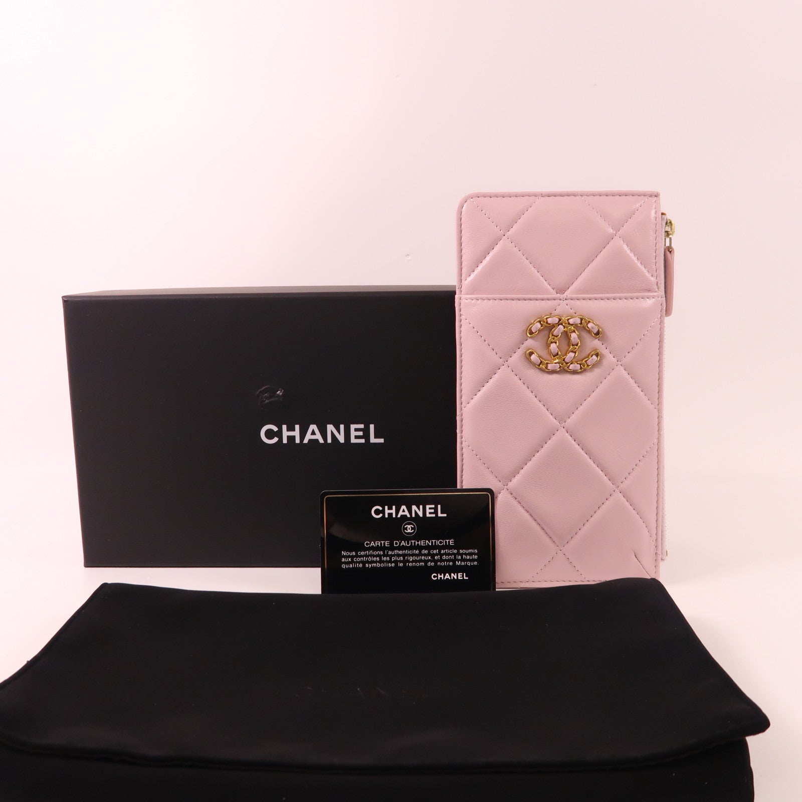 CHANEL 羊皮皮革C19 Phone And Card Case金扣手拿包