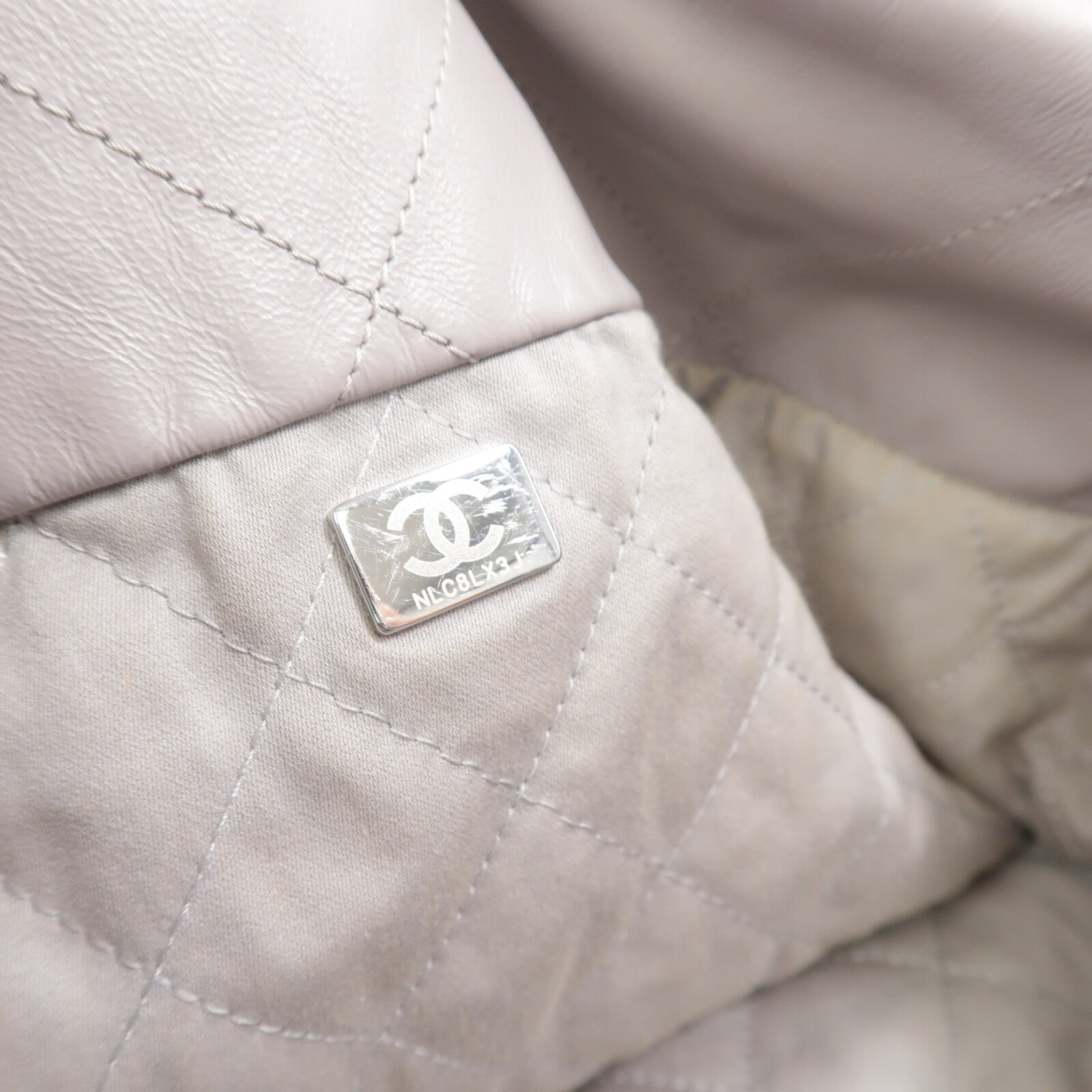 CHANEL 牛皮皮革Chanel 22 Medium鏈帶肩背袋