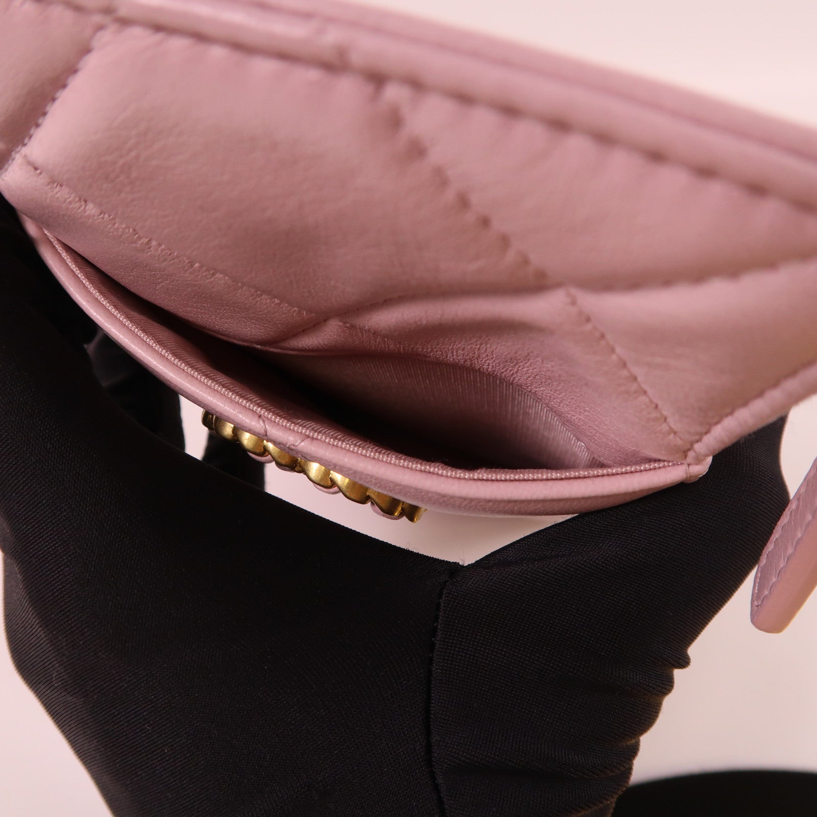 CHANEL 羊皮皮革C19 Phone And Card Case金扣手拿包