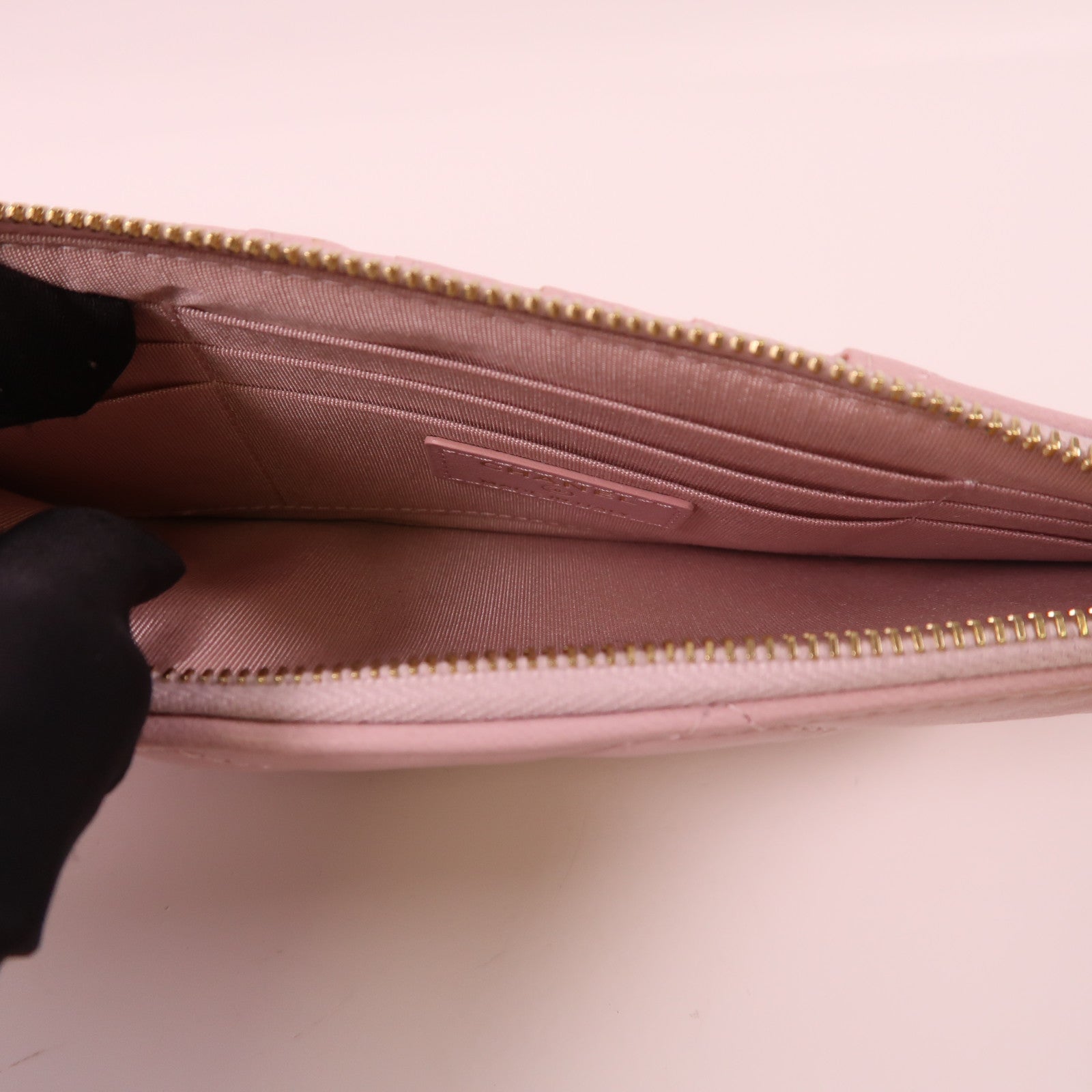 CHANEL 羊皮皮革C19 Phone And Card Case金扣手拿包