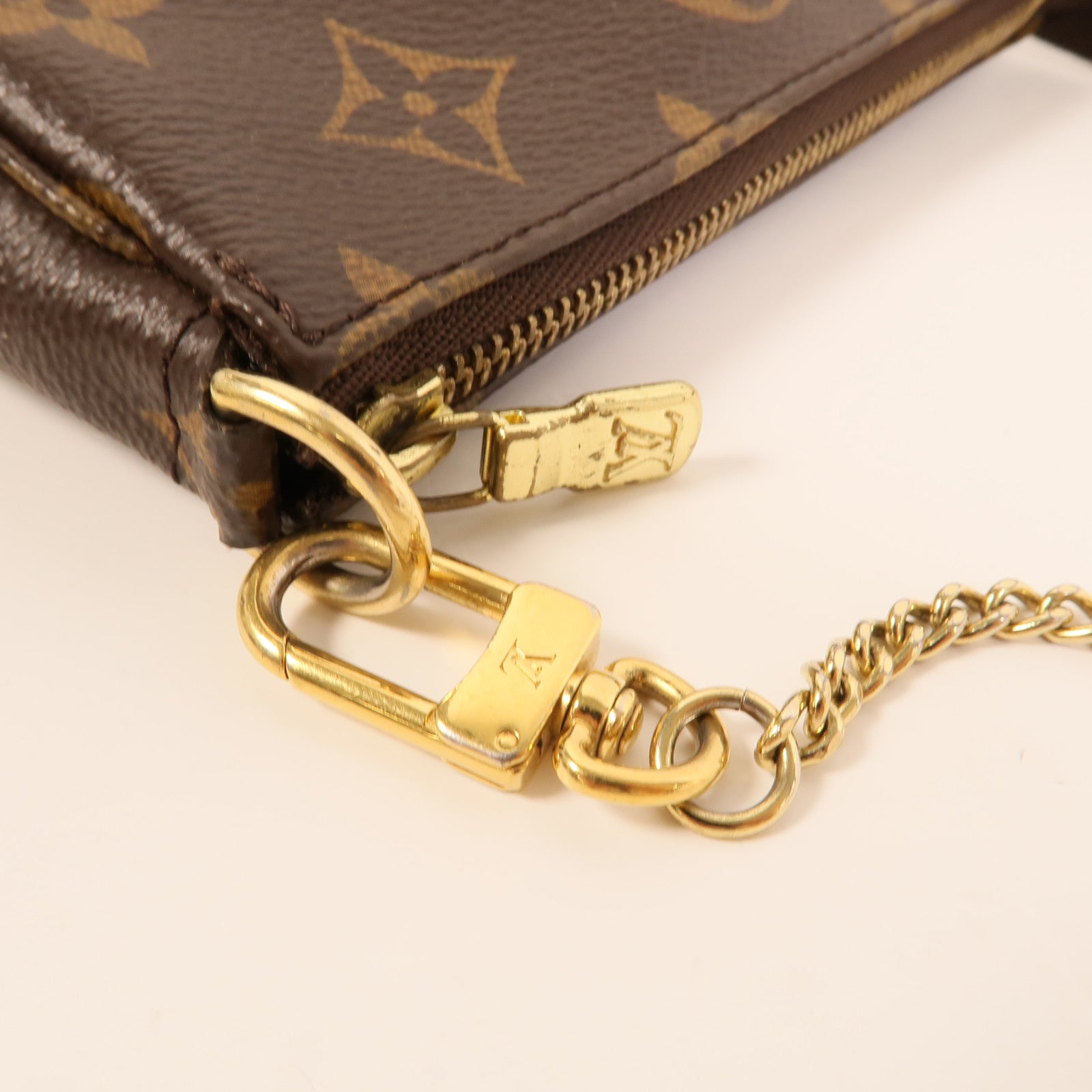LOUIS VUITTON Monogram Mini Pochette Accessoires金扣手挽袋
