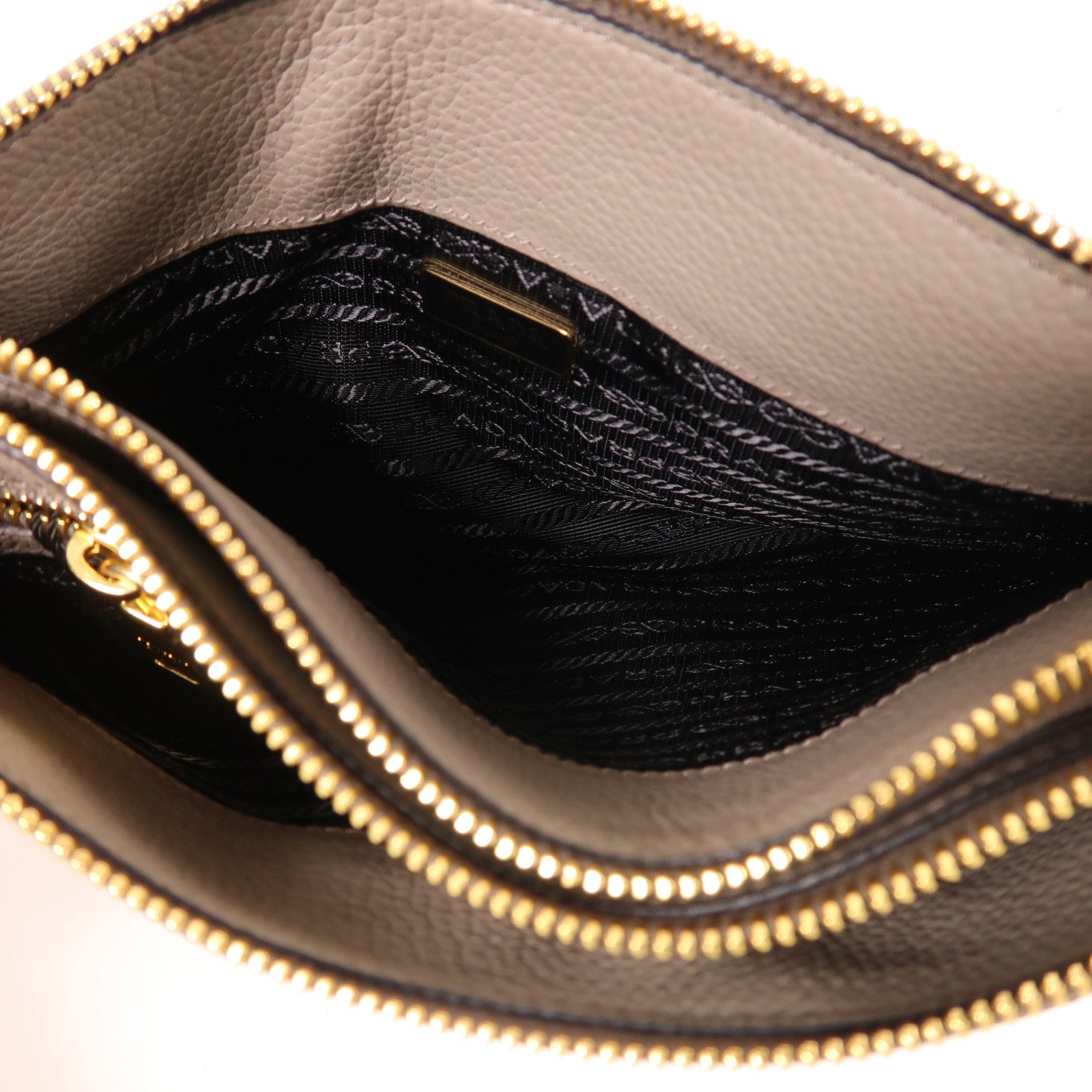 PRADA 牛皮皮革Shoulder Bag金扣肩背袋