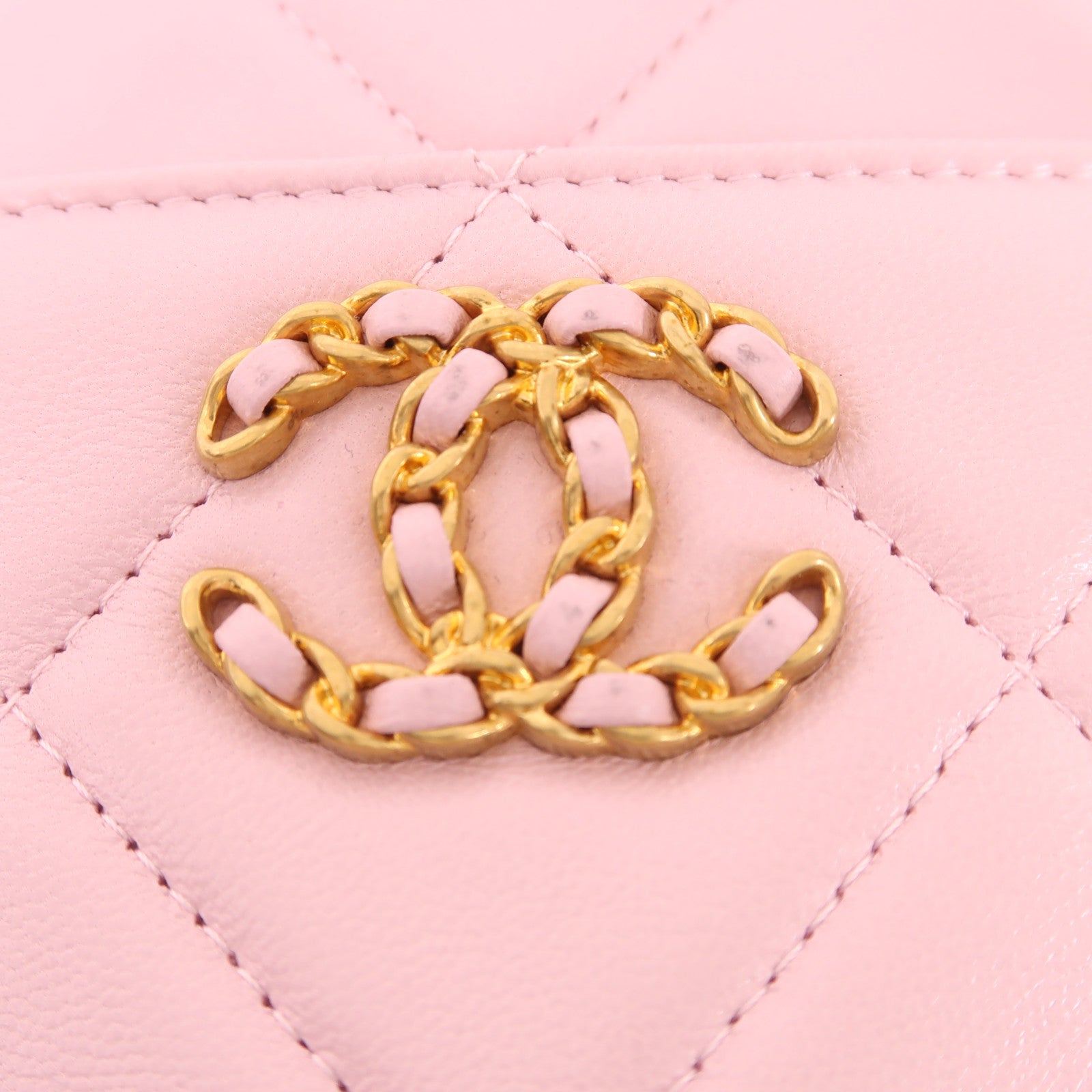 CHANEL 羊皮皮革C19 Phone And Card Case金扣手拿包